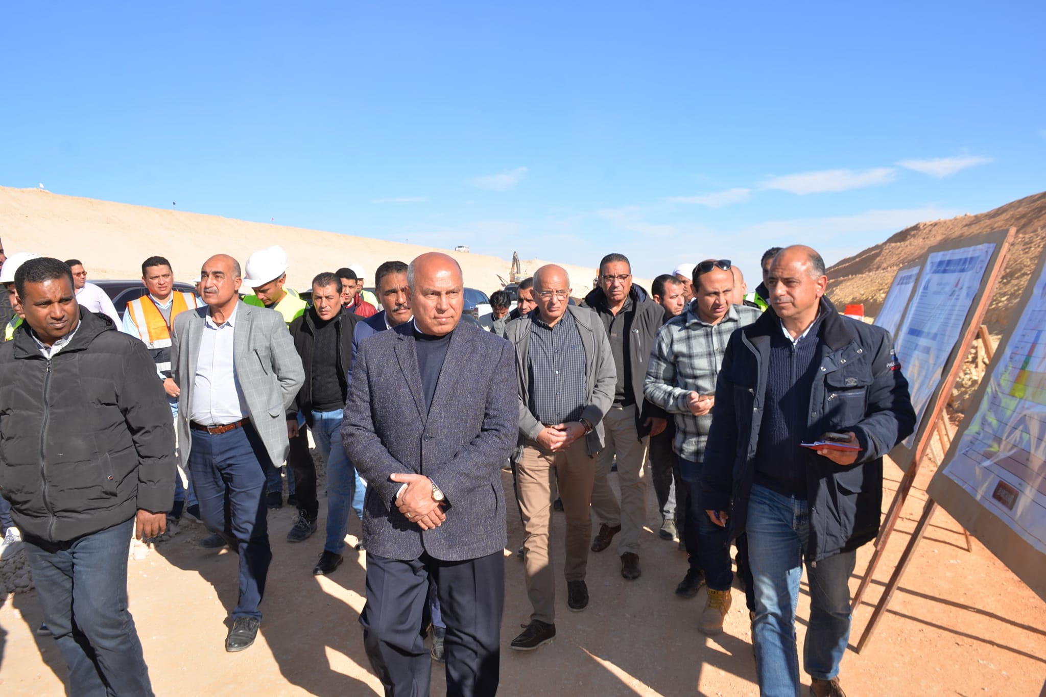 وزير النقل يتفقد مواقع العمل بالخط الأول من مشروع القطار السريع