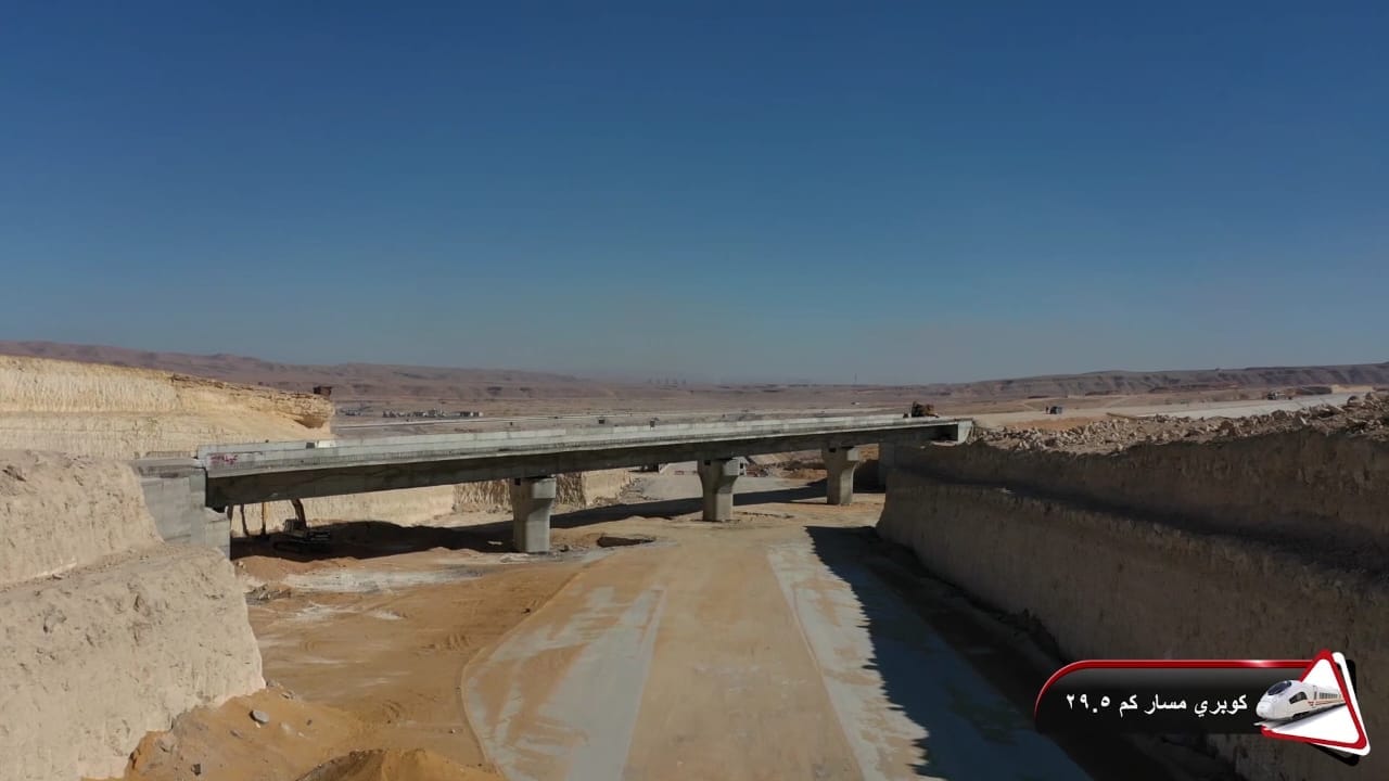 وزير النقل يتفقد مواقع العمل بالخط الأول من مشروع القطار السريع