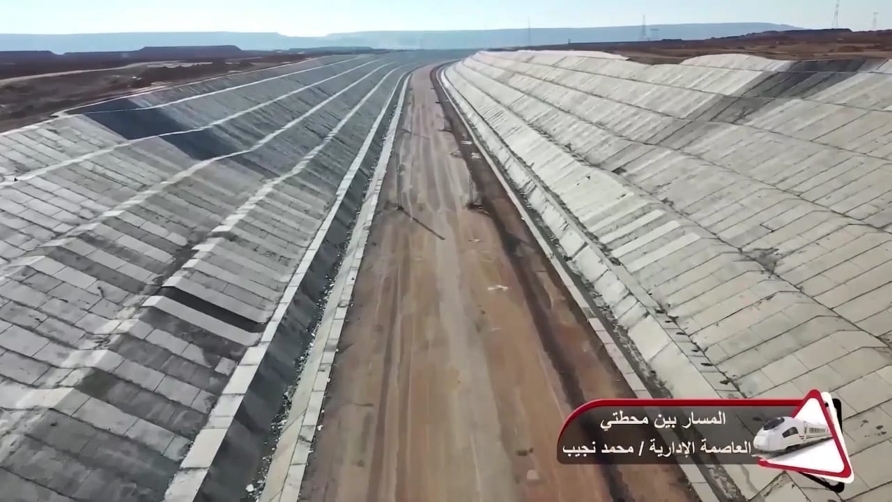وزير النقل يتفقد مواقع العمل بالخط الأول من مشروع القطار السريع