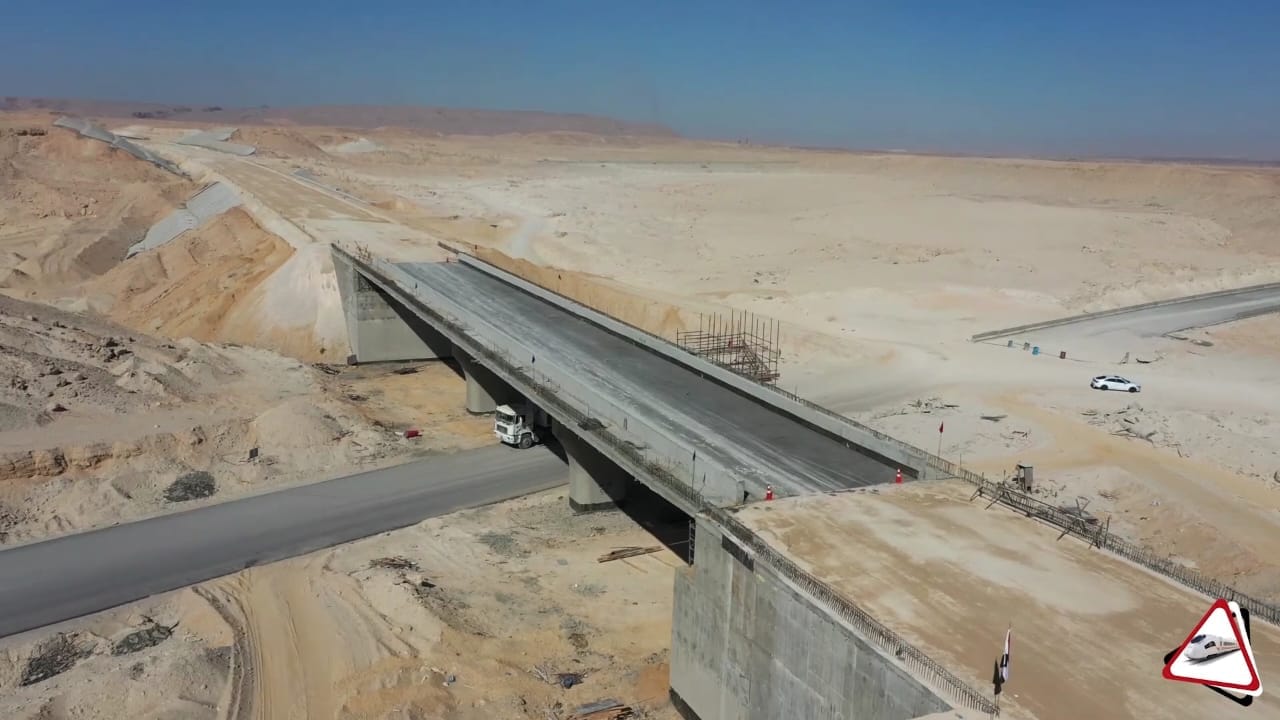وزير النقل يتفقد مواقع العمل بالخط الأول من مشروع القطار السريع