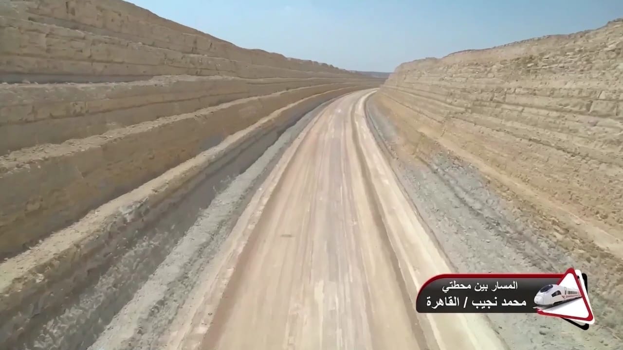 وزير النقل يتفقد مواقع العمل بالخط الأول من مشروع القطار السريع