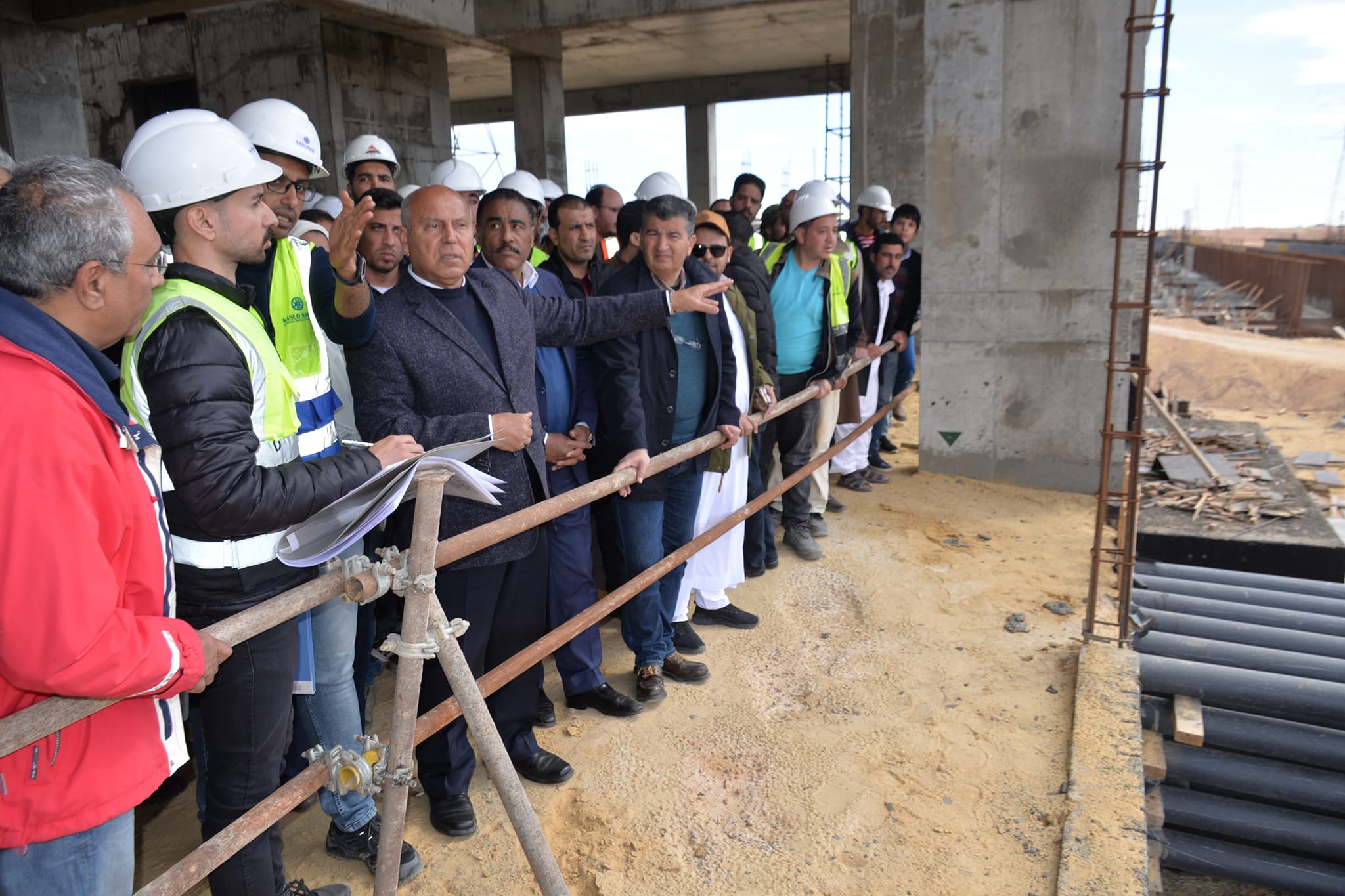 وزير النقل يتفقد مواقع العمل بالخط الأول من مشروع القطار السريع