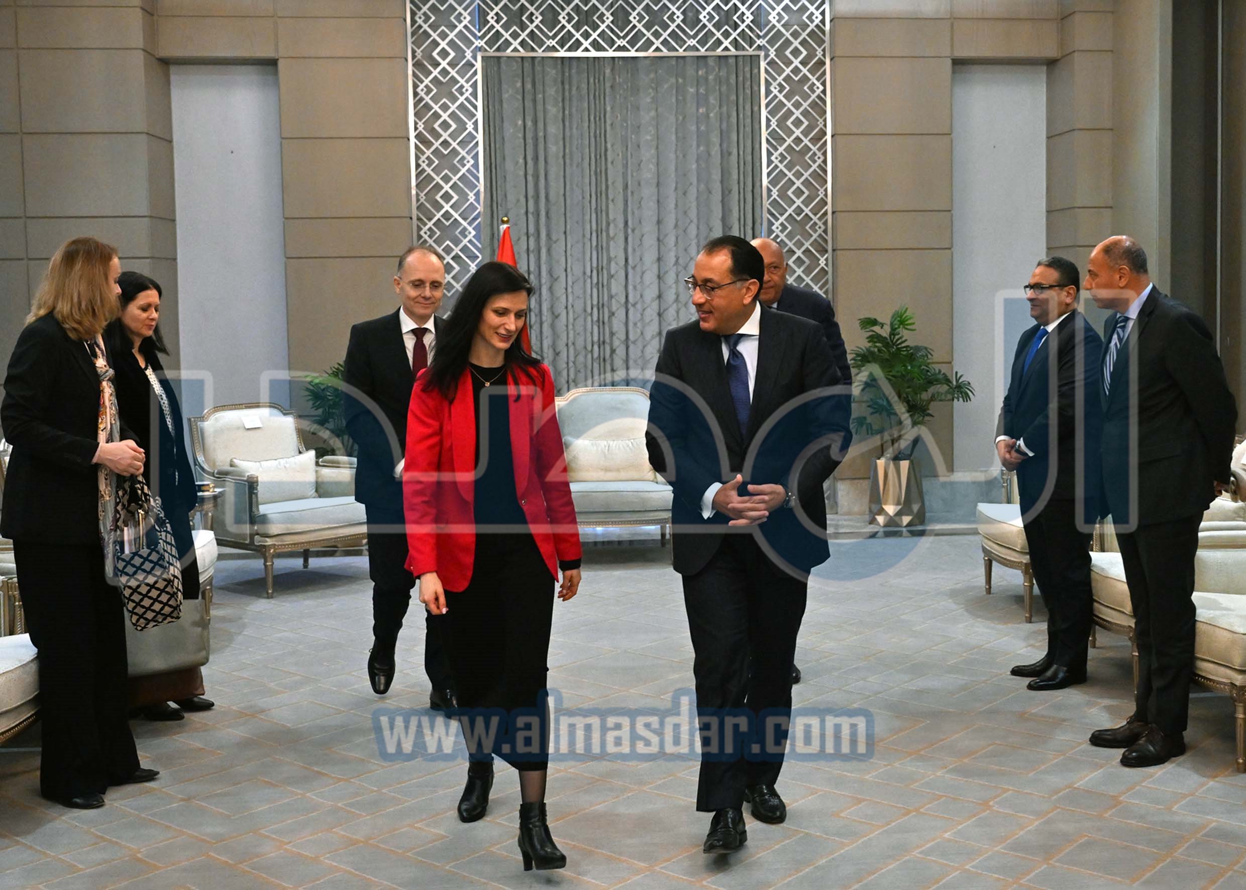 رئيس الوزراء يلتقي نائبة رئيس الوزراء وزيرة خارجية بلغاريا