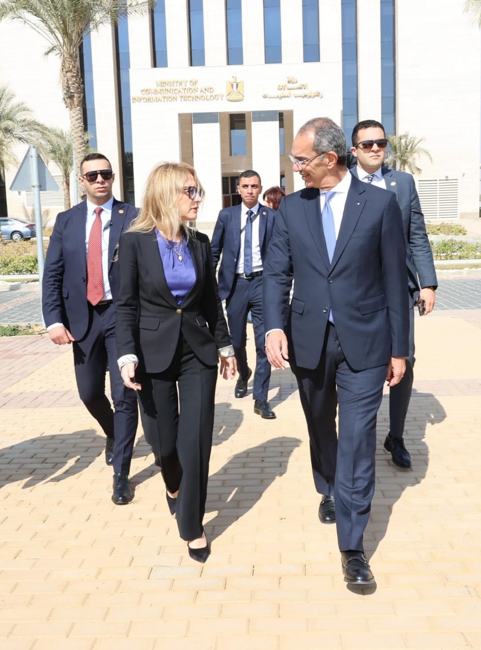 وزير الاتصالات يلتقي وزيرة الابتكار والنمو ببلغاريا