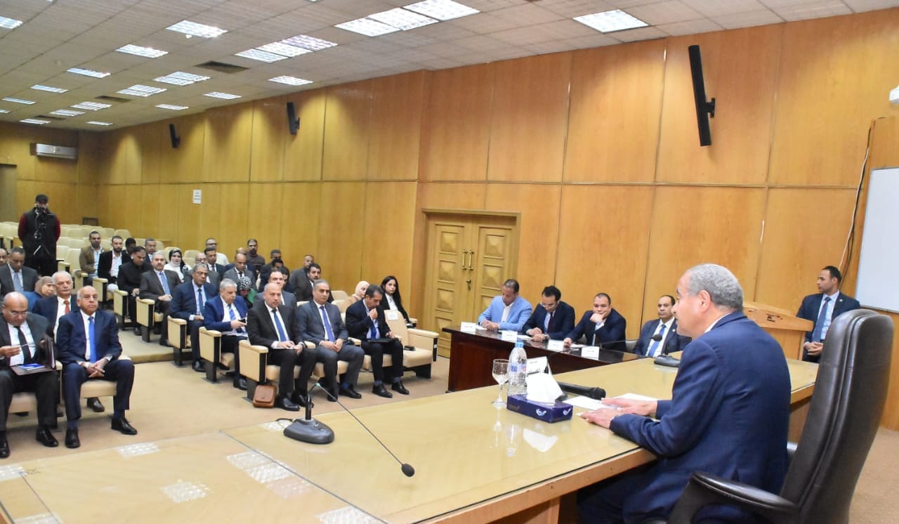 الدكتور علي المصيلحي خلال اجتماعه مع مديري مديريات التموين