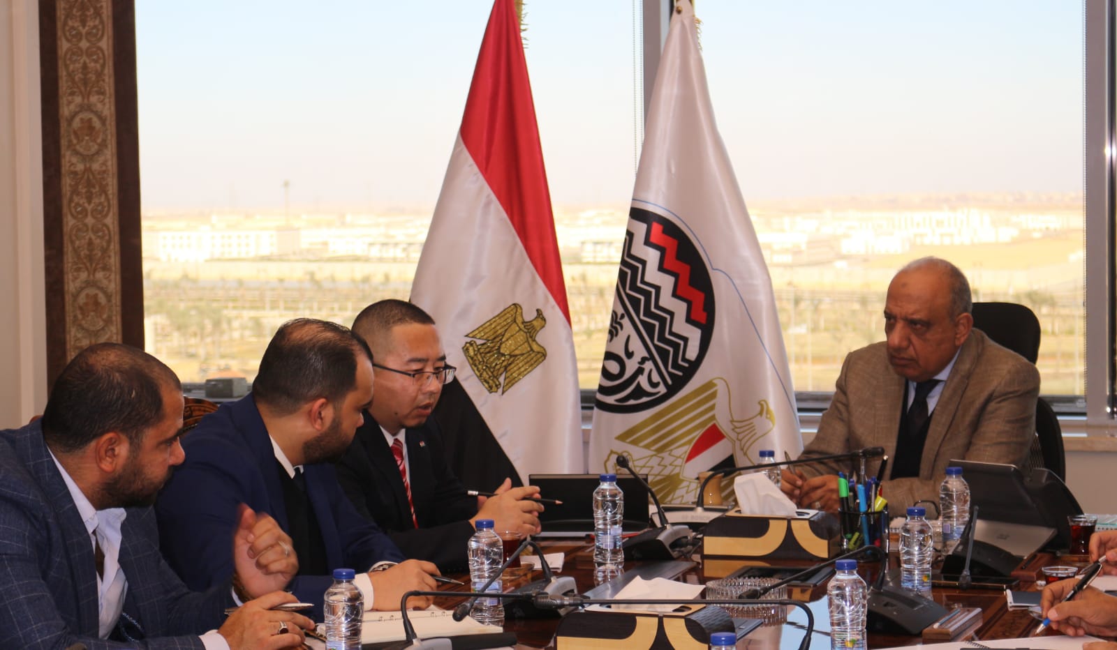 وزير قطاع الأعمال العام في اجتماع مع
