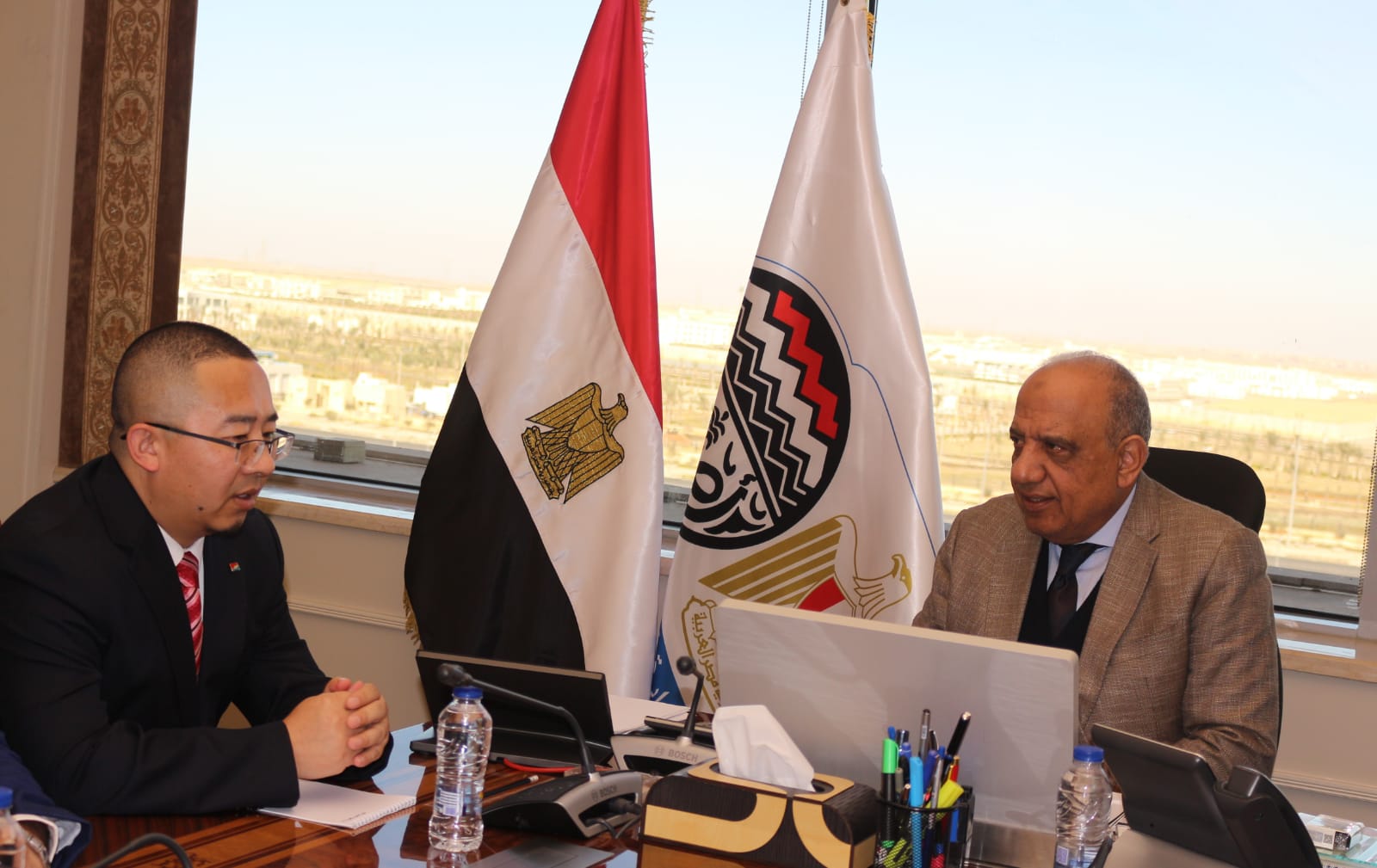 وزير قطاع الأعمال العام في اجتماع مع