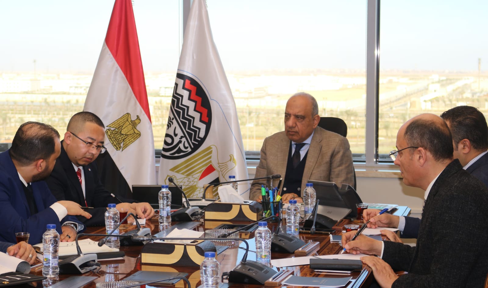 وزير قطاع الأعمال العام في اجتماع مع