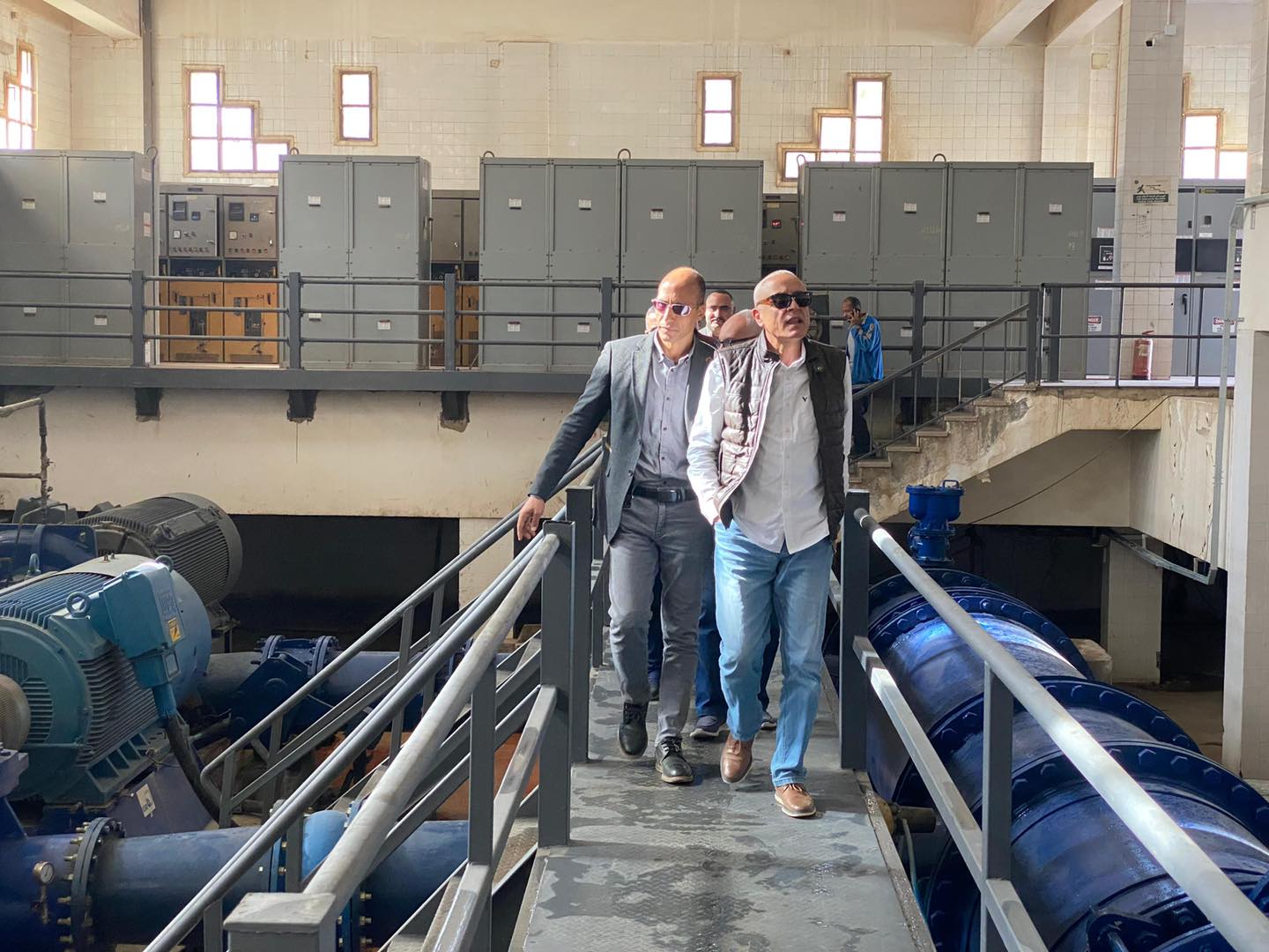  وزير الإسكان يتابع موقف مشروعات المرافق والطرق والتطوير الجارية
