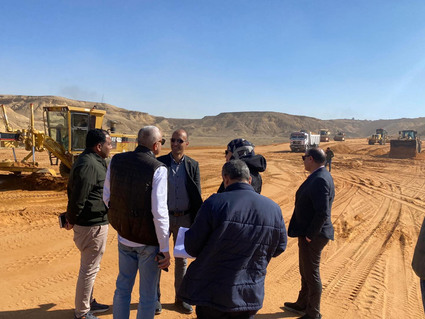  وزير الإسكان يتابع موقف مشروعات المرافق والطرق والتطوير الجارية