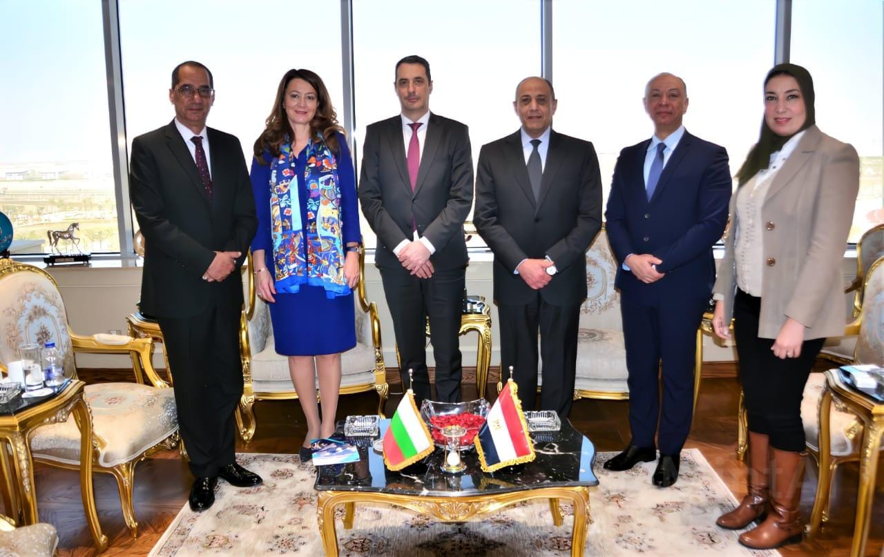 وزير الطيران المدني مع وزير النقل والاتصالات البلغارى