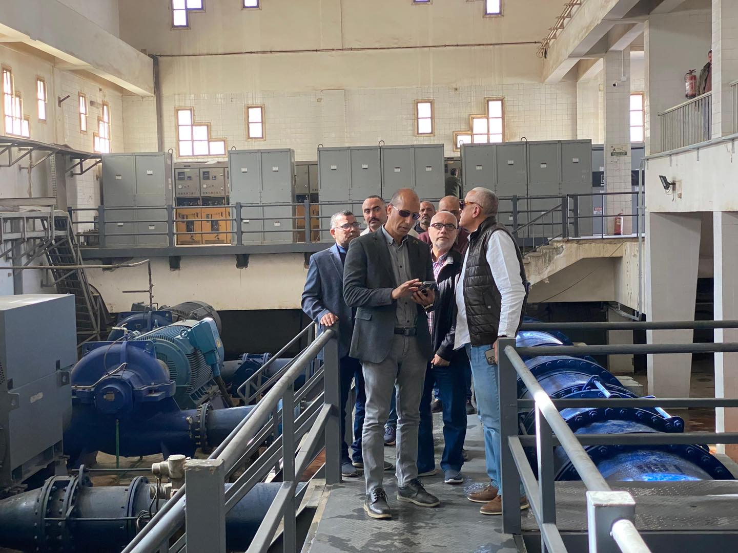  وزير الإسكان يتابع موقف مشروعات المرافق والطرق والتطوير الجارية