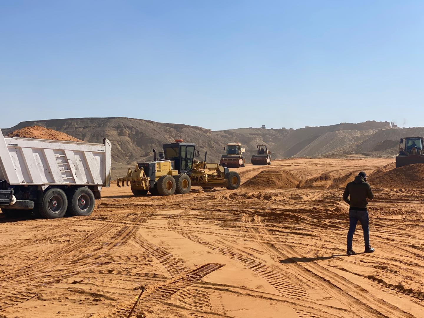 وزير الإسكان يتابع موقف مشروعات المرافق والطرق والتطوير الجارية