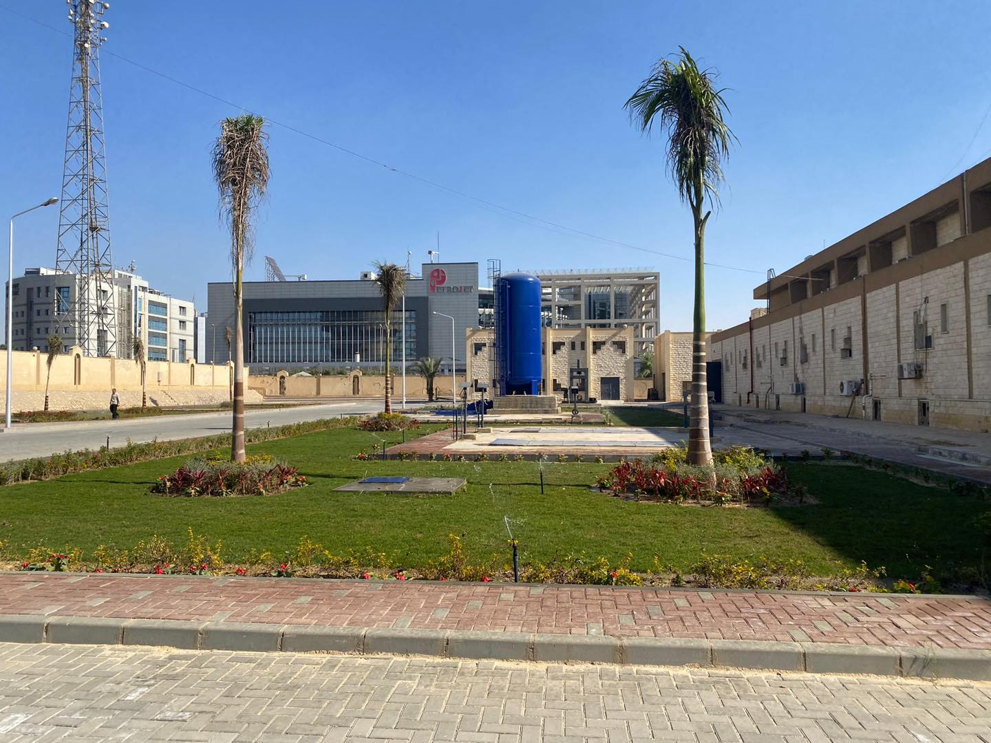  وزير الإسكان يتابع موقف مشروعات المرافق والطرق والتطوير الجارية
