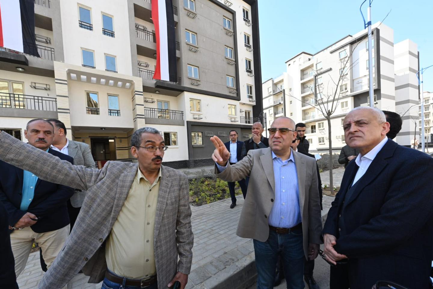 الجزار يتفقد الوحدات السكنية بمشروع