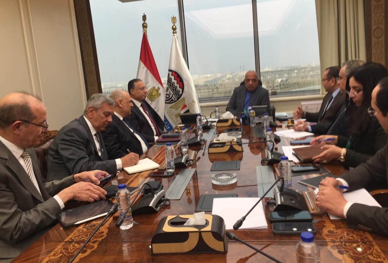 عصمت يترأس اجتماع مع الرؤساء التنفيذيين للشركات القابضة