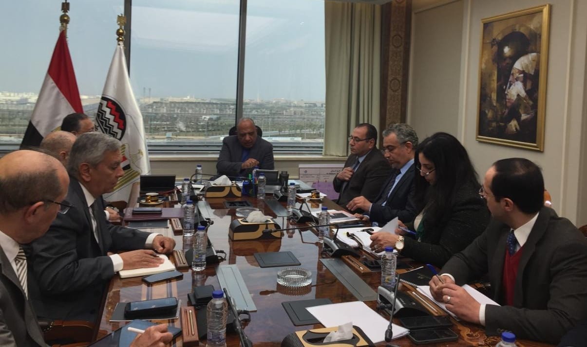 عصمت يترأس اجتماع مع الرؤساء التنفيذيين للشركات القابضة