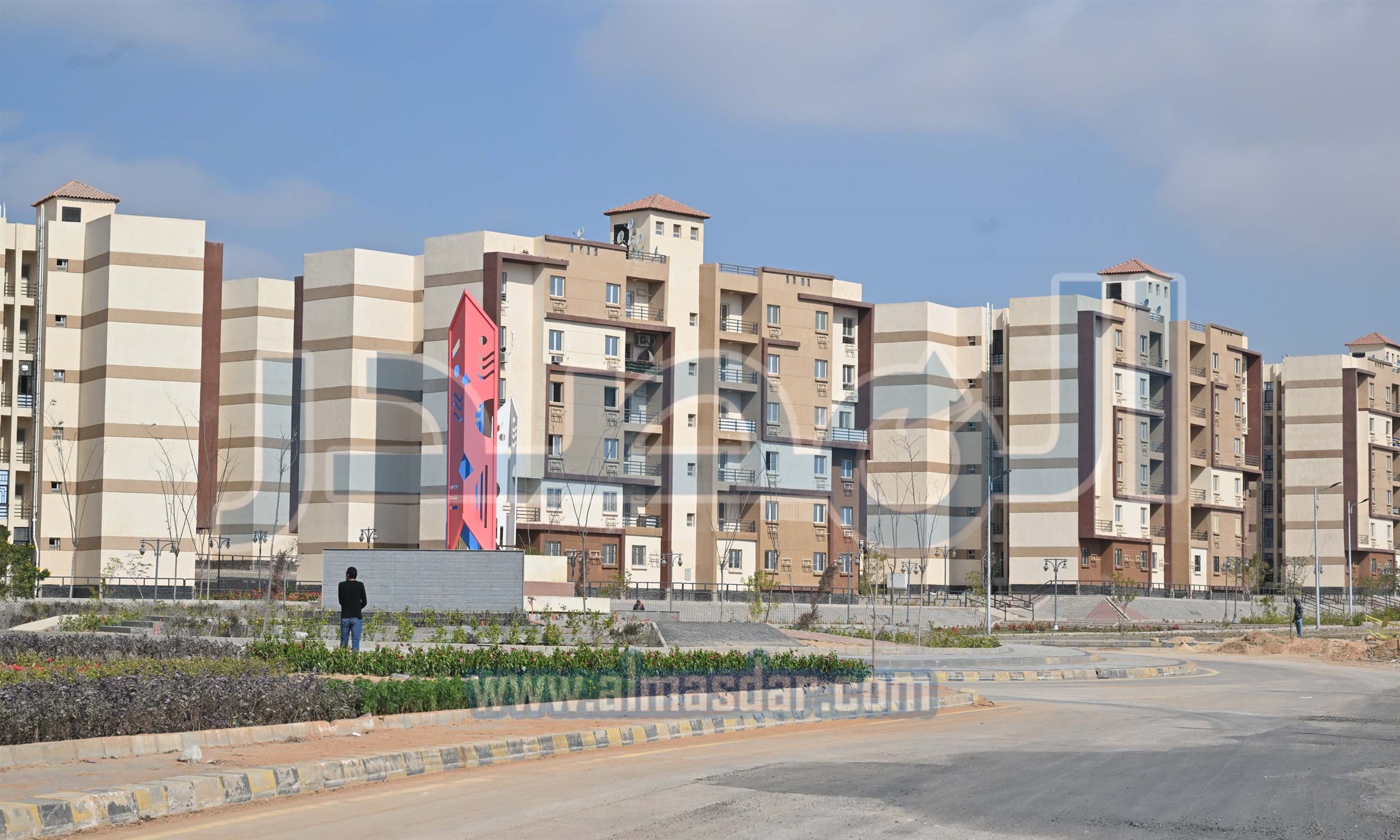 رئيس الوزراء يتفقد الوحدات السكنية بمشروع