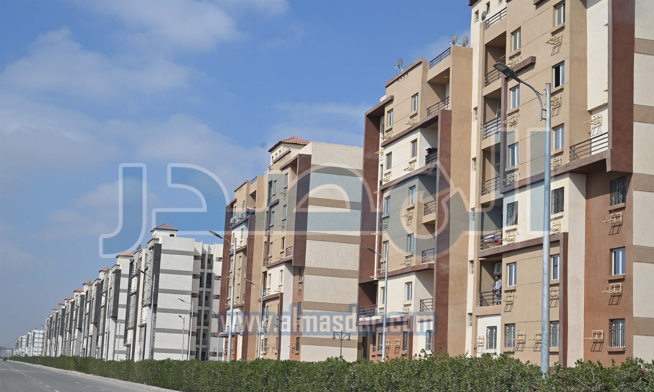 رئيس الوزراء يتفقد الوحدات السكنية بمشروع