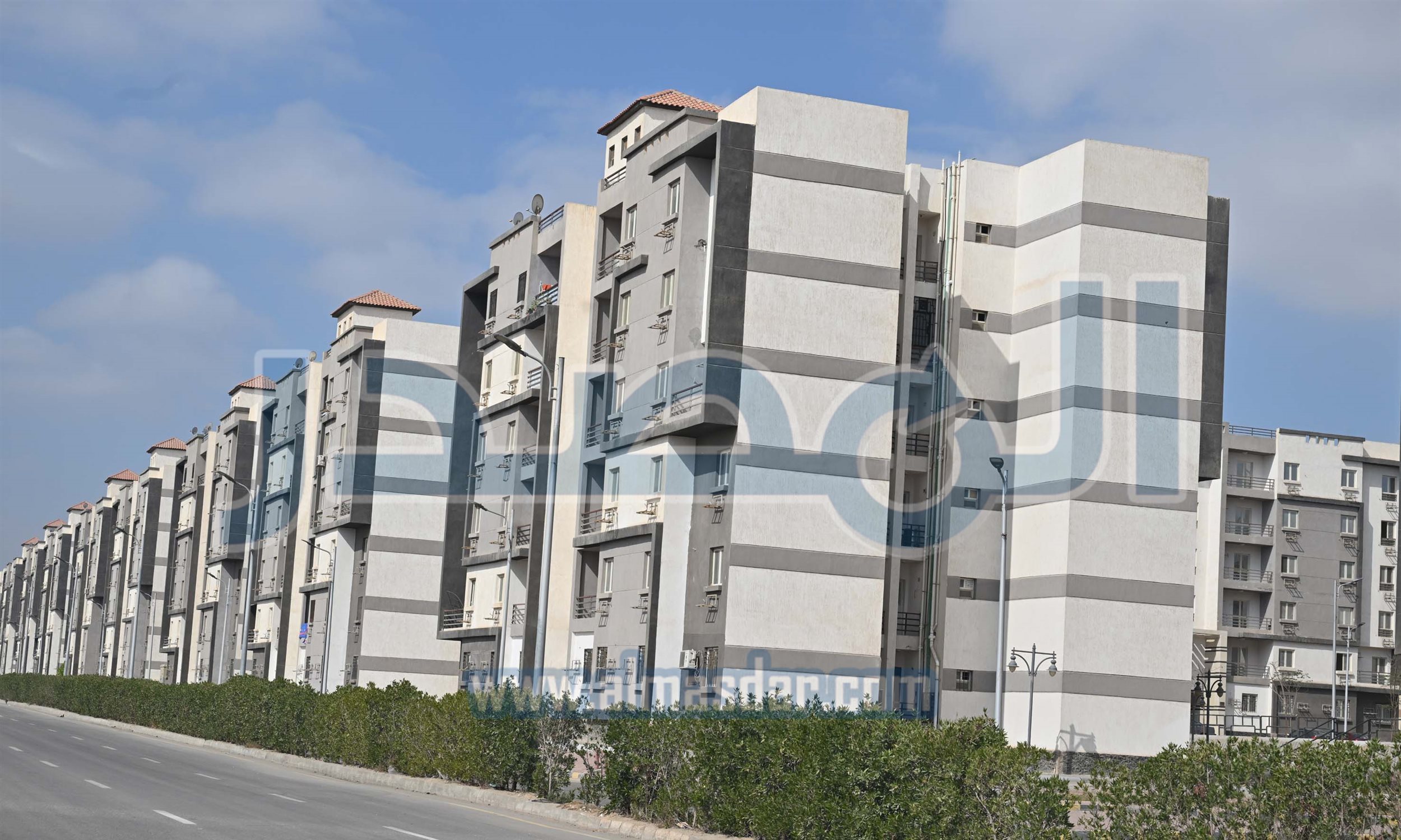 رئيس الوزراء يتفقد الوحدات السكنية بمشروع