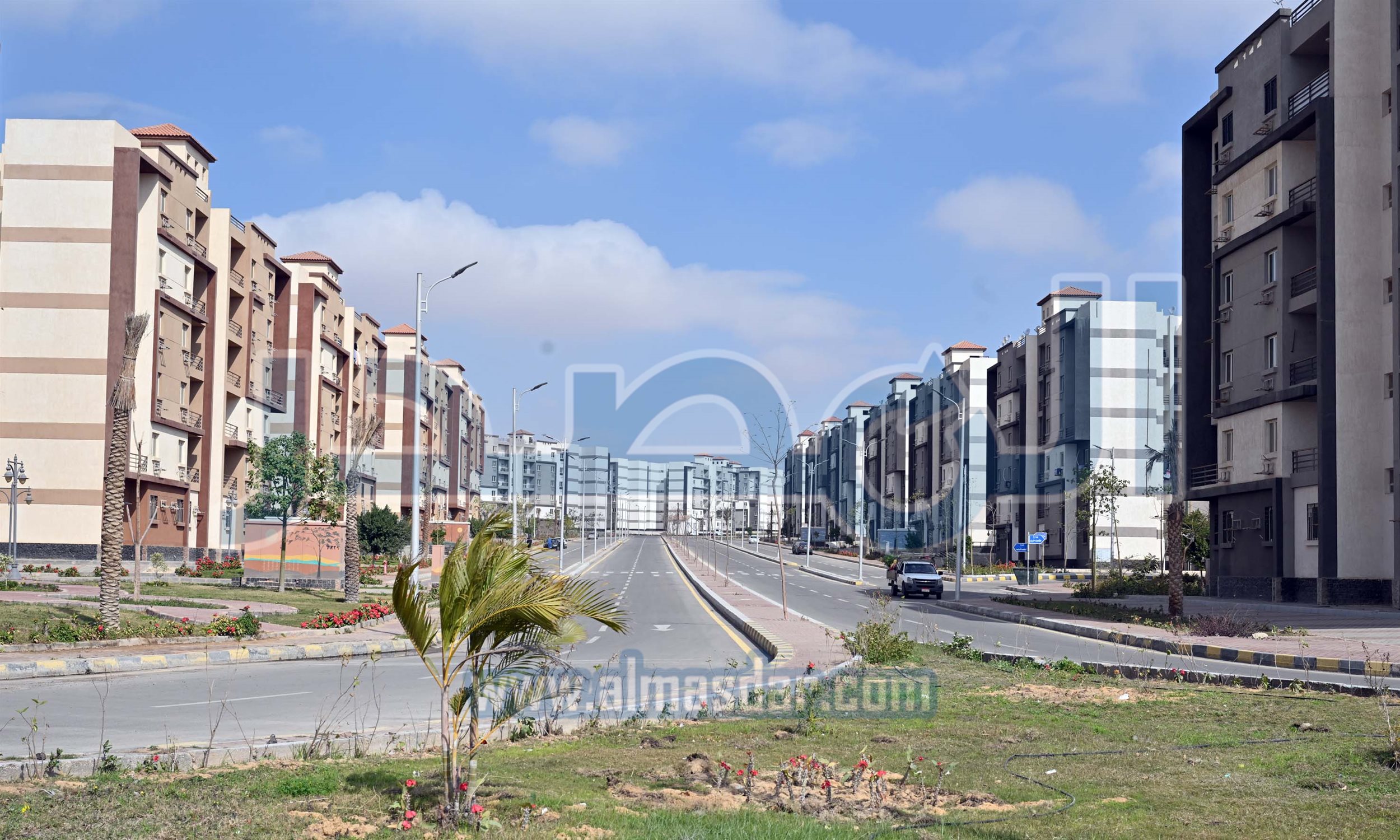 رئيس الوزراء يتفقد الوحدات السكنية بمشروع