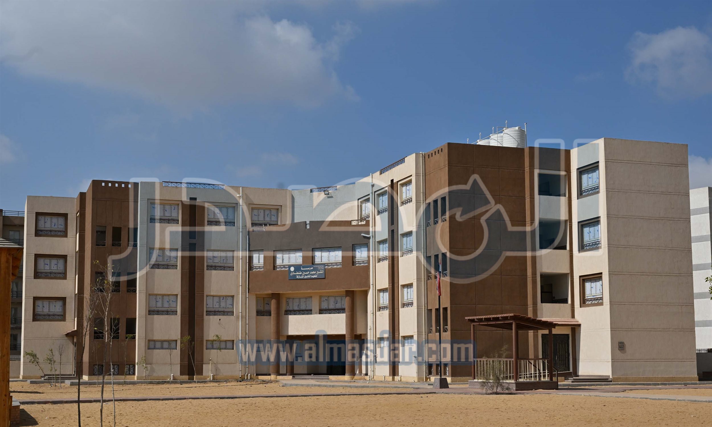 رئيس الوزراء يتفقد الوحدات السكنية بمشروع