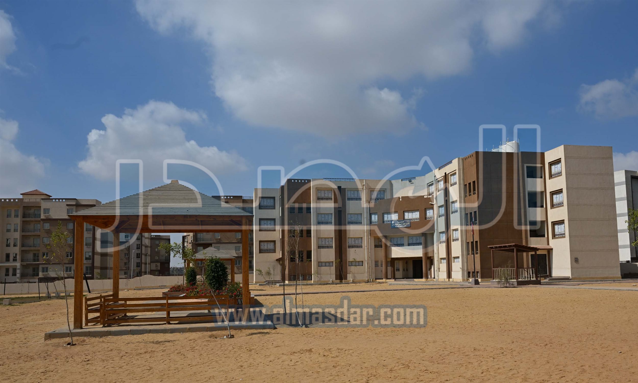 رئيس الوزراء يتفقد الوحدات السكنية بمشروع
