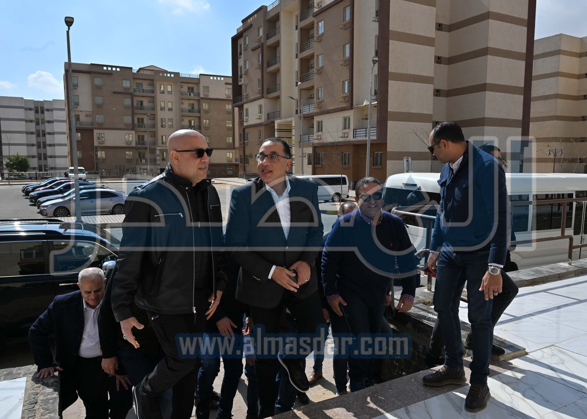 رئيس الوزراء يتفقد الوحدات السكنية بمشروع