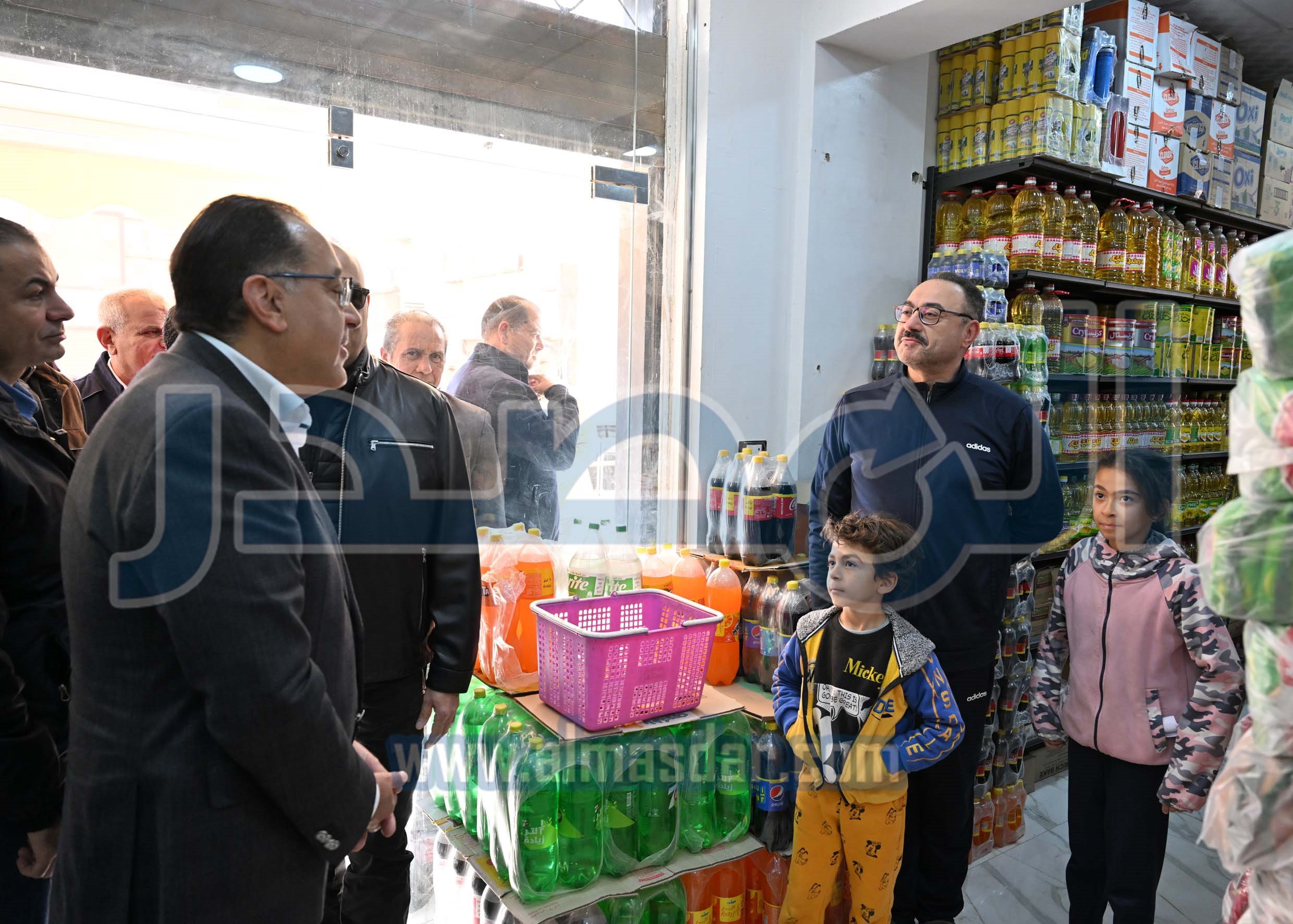 رئيس الوزراء يتفقد الوحدات السكنية بمشروع