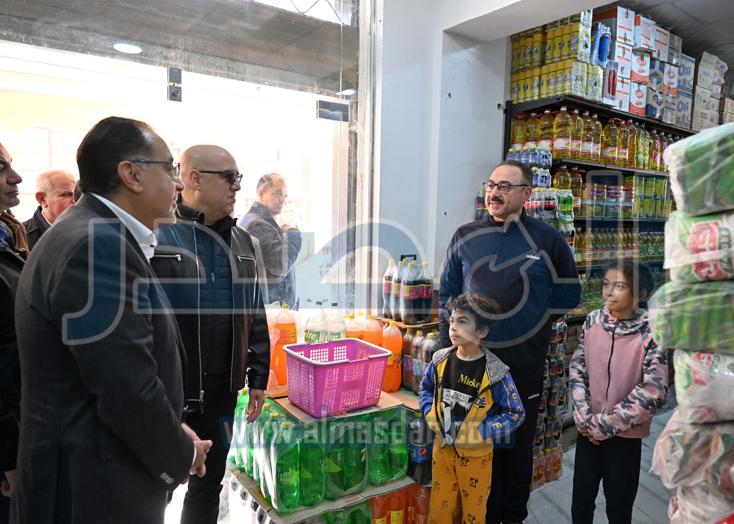 رئيس الوزراء يتفقد الوحدات السكنية بمشروع