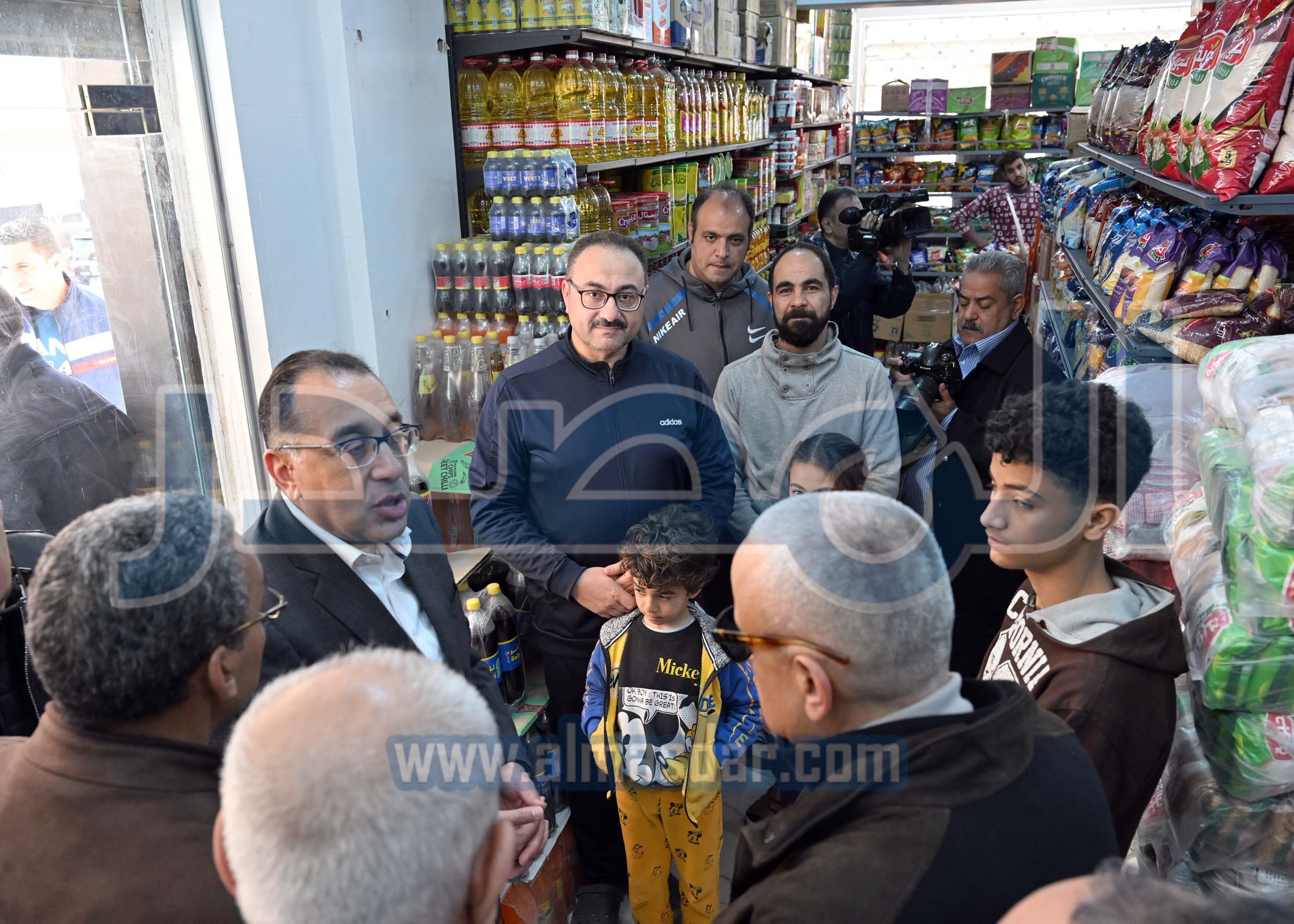 رئيس الوزراء يتفقد الوحدات السكنية بمشروع