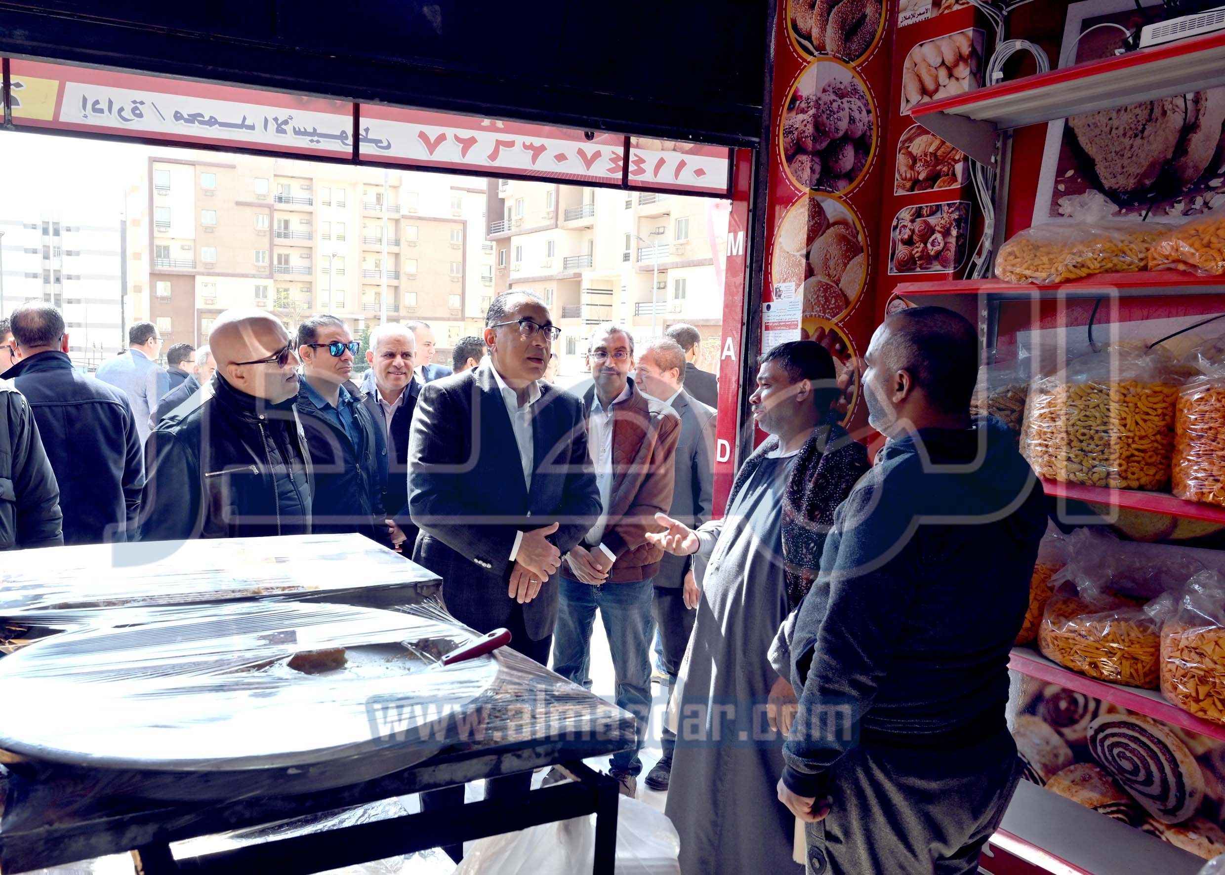 رئيس الوزراء يتفقد الوحدات السكنية بمشروع