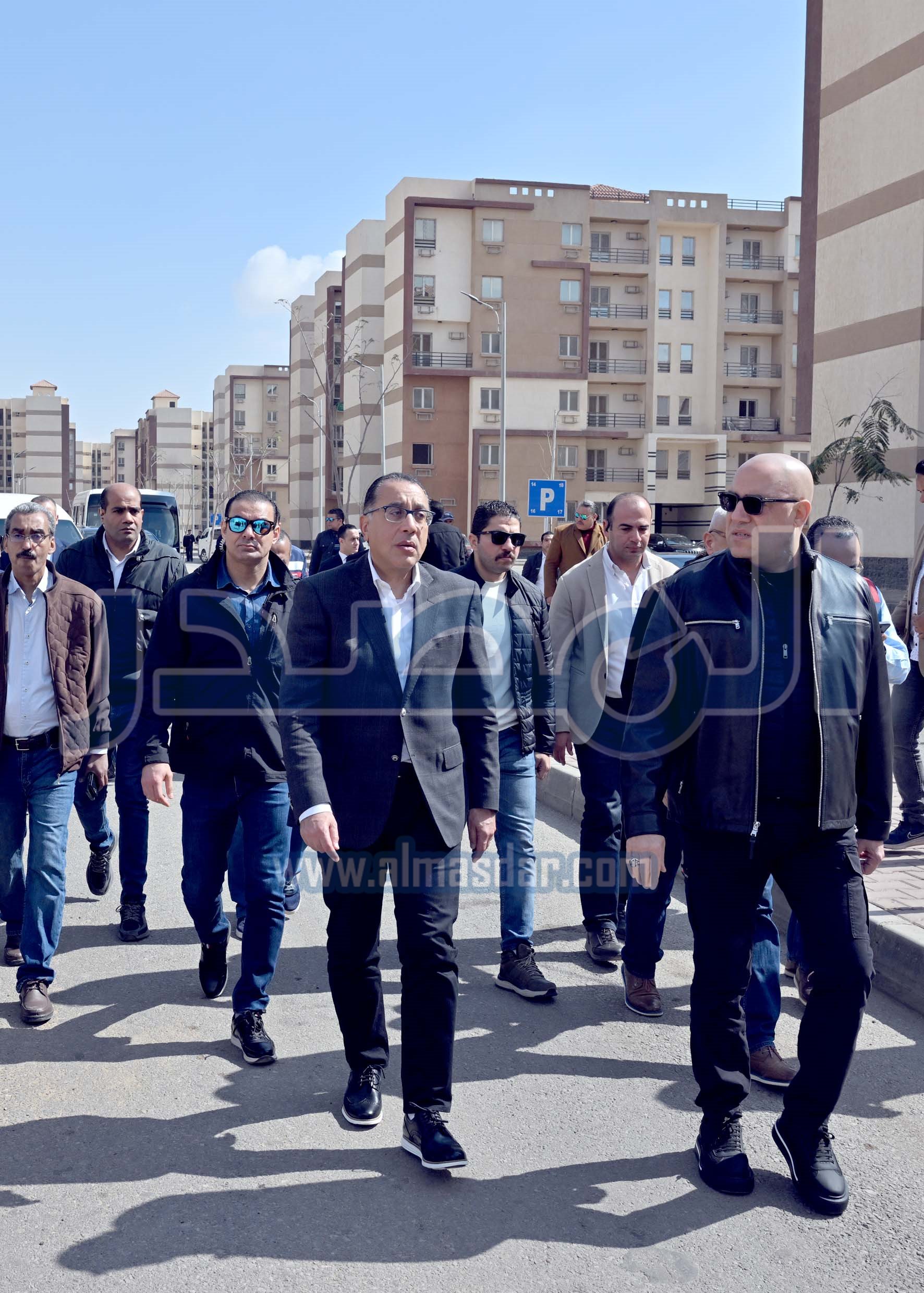 رئيس الوزراء يتفقد الوحدات السكنية بمشروع