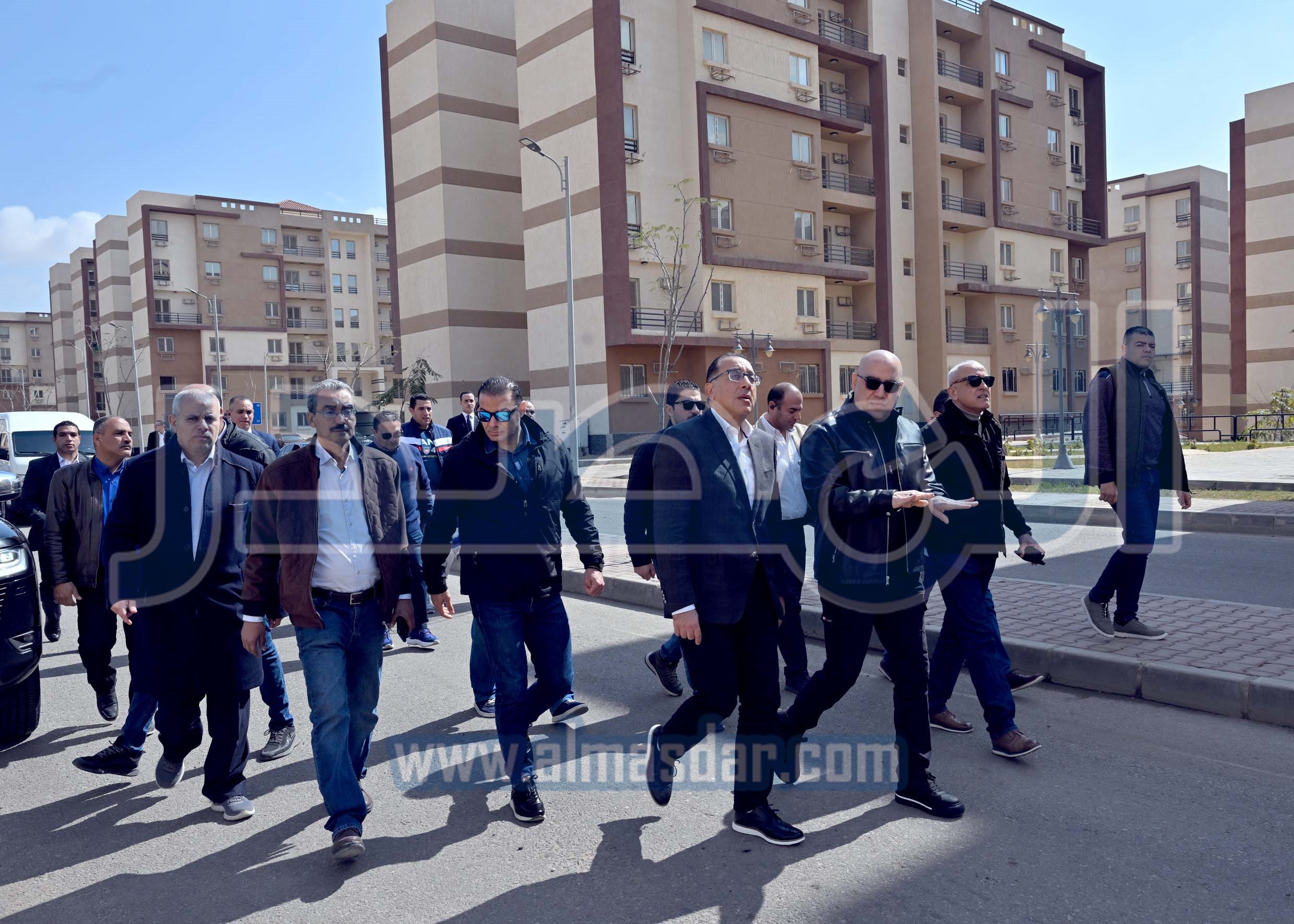 رئيس الوزراء يتفقد الوحدات السكنية بمشروع