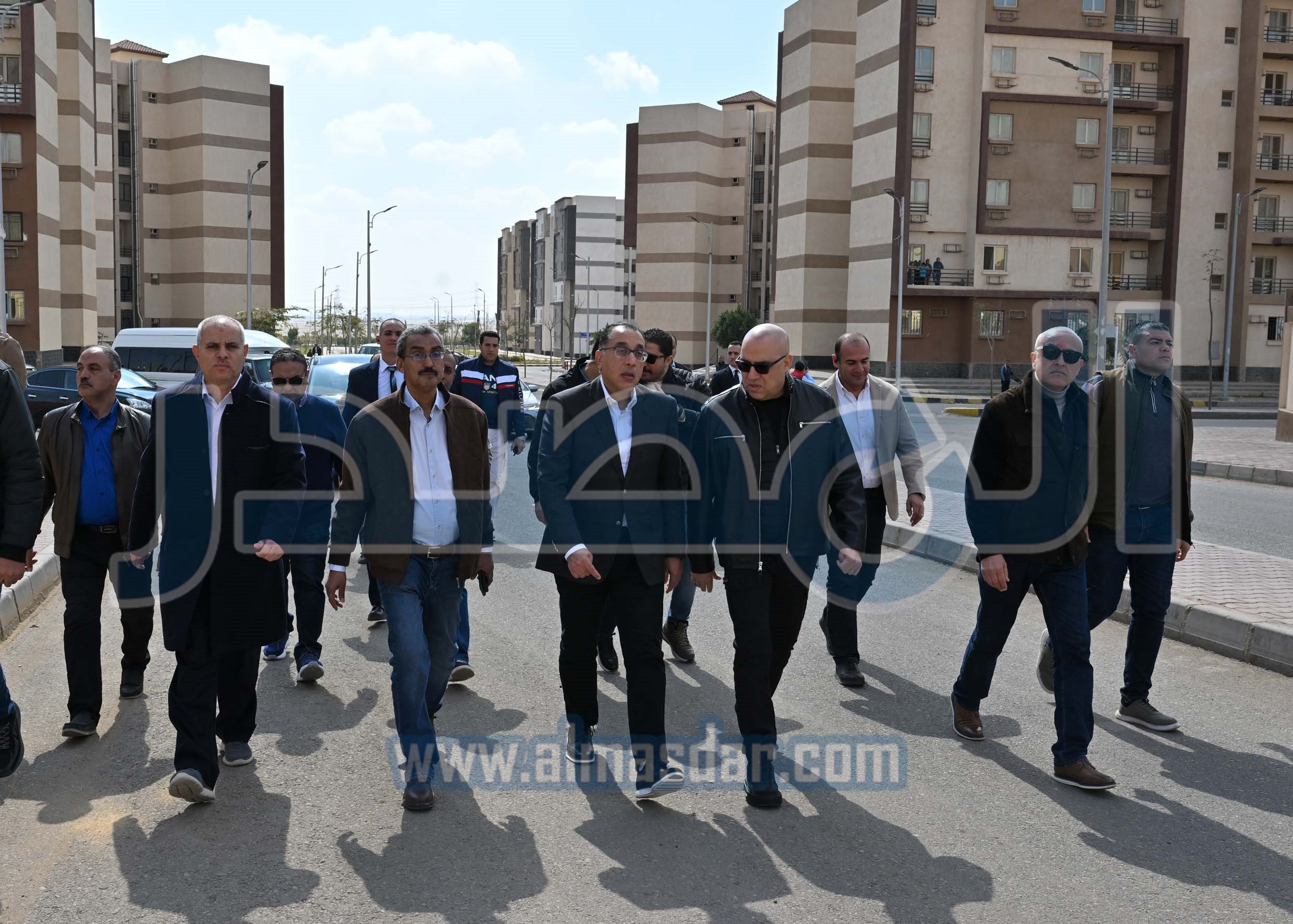رئيس الوزراء يتفقد الوحدات السكنية بمشروع