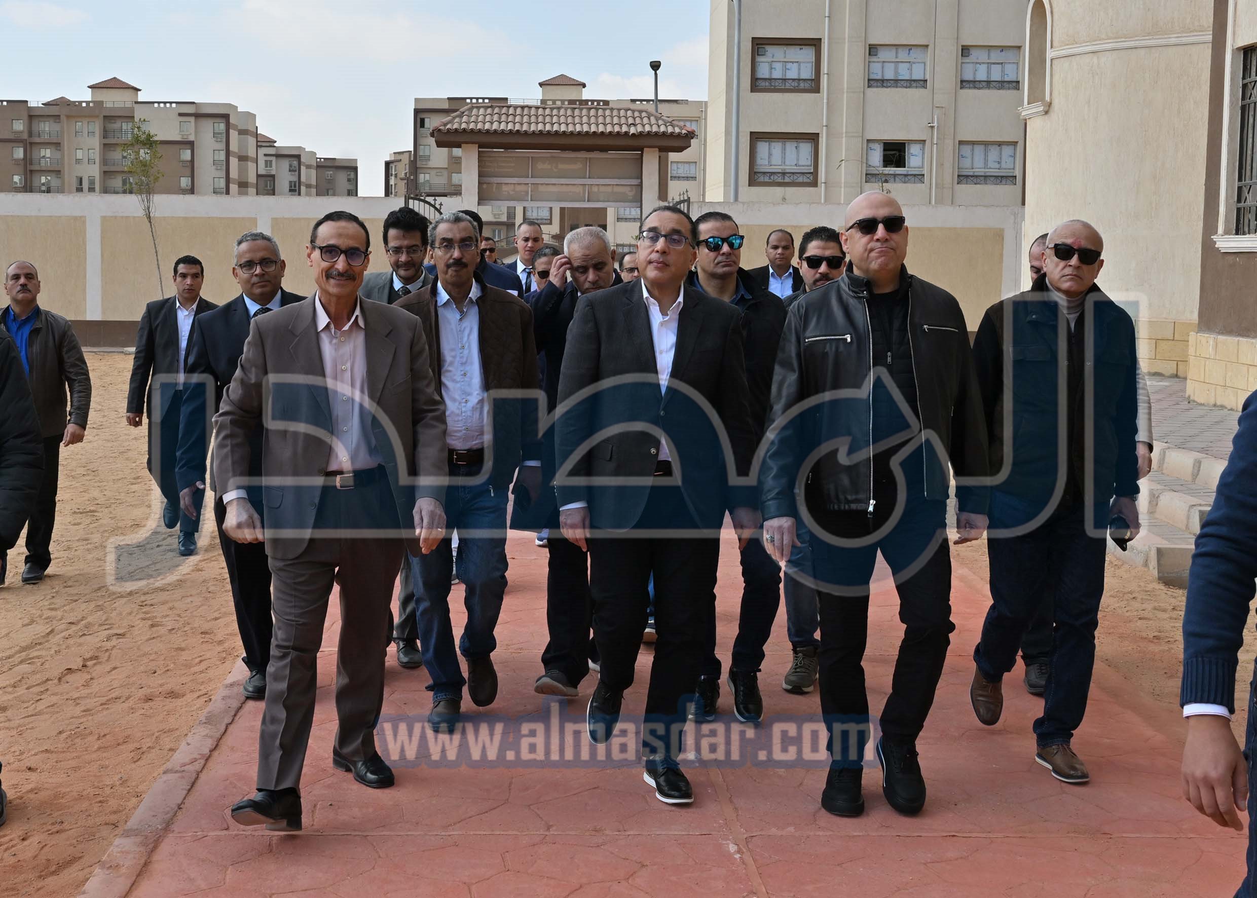 رئيس الوزراء يتفقد الوحدات السكنية بمشروع