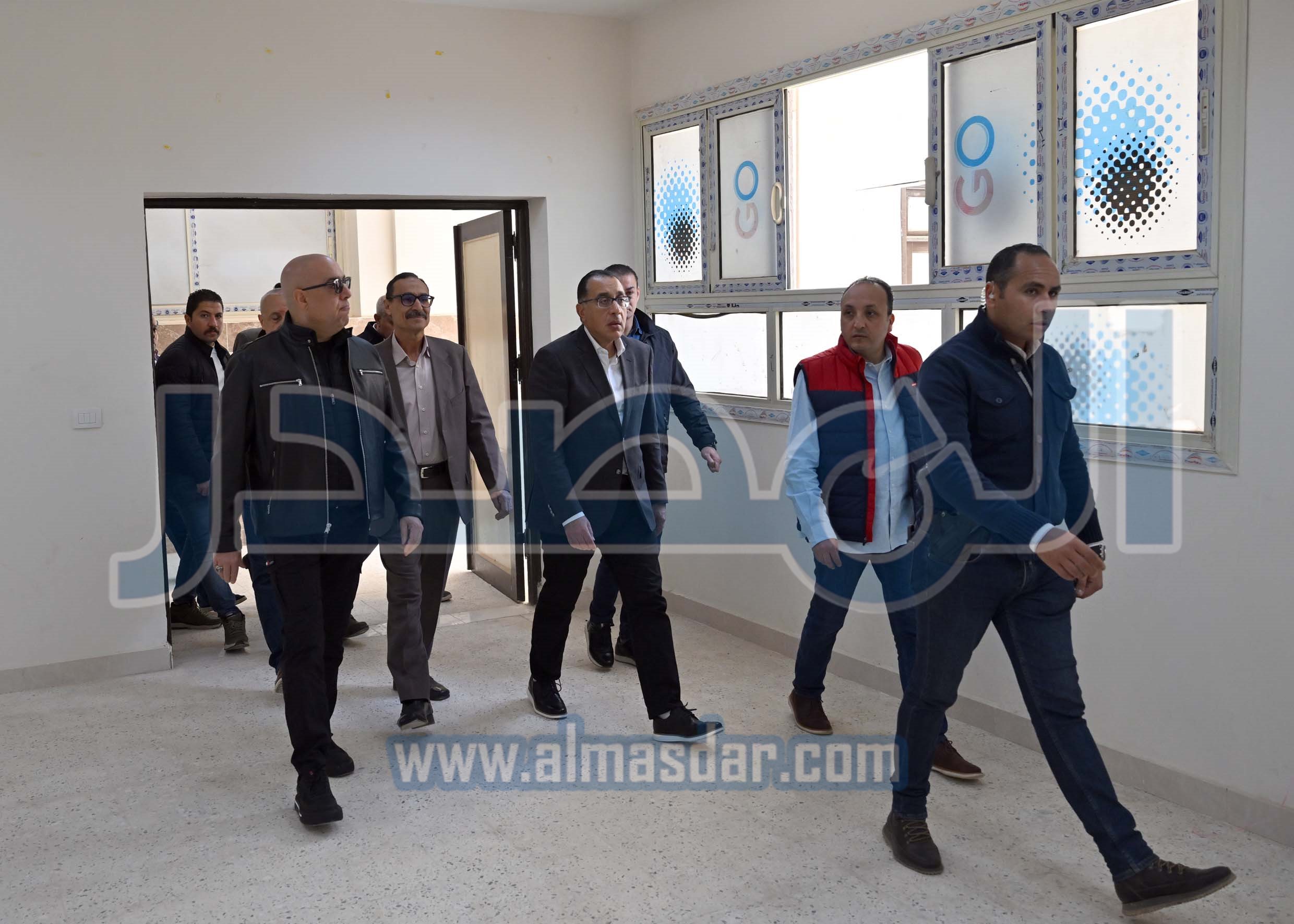 رئيس الوزراء يتفقد الوحدات السكنية بمشروع