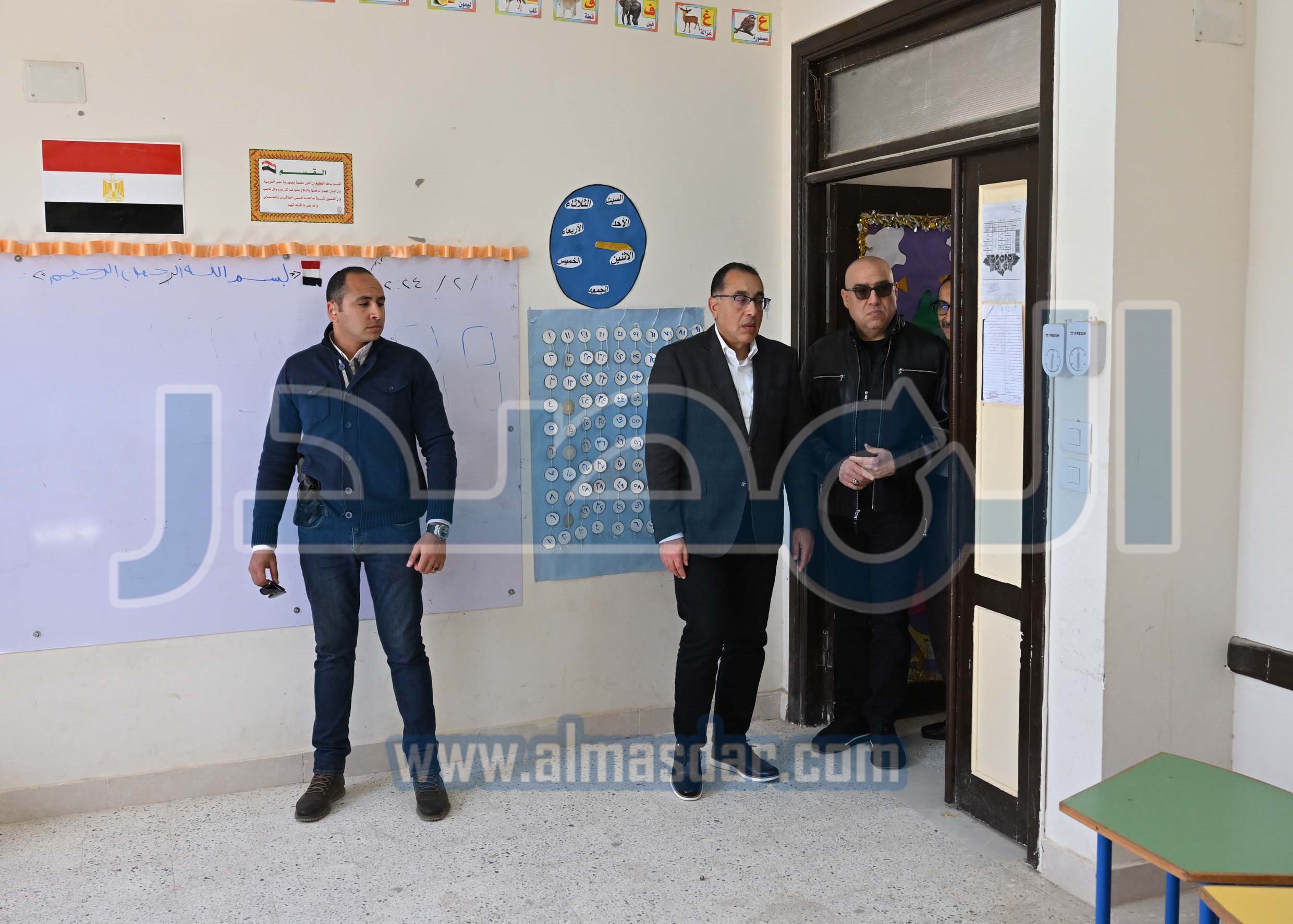 رئيس الوزراء يتفقد الوحدات السكنية بمشروع