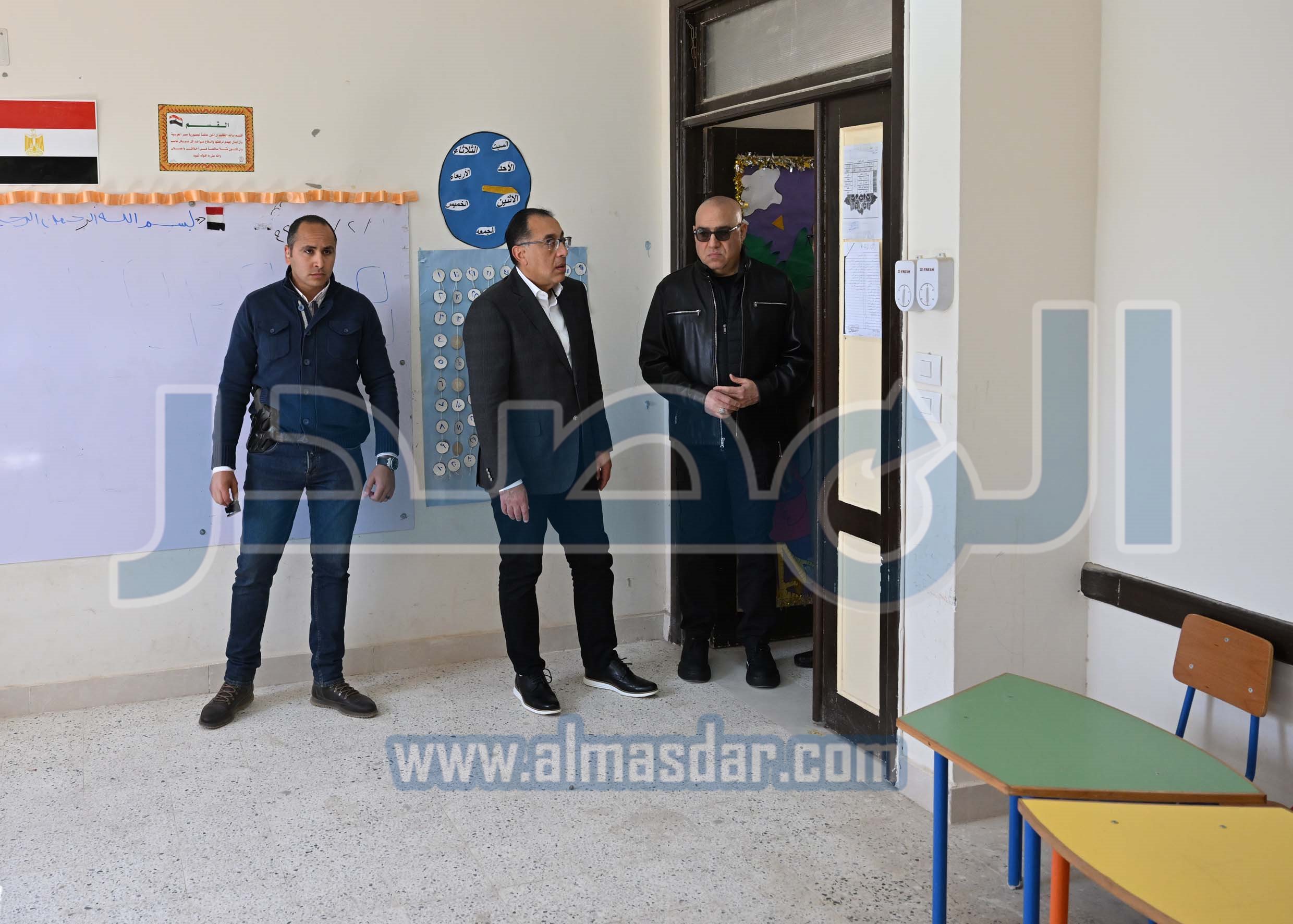 رئيس الوزراء يتفقد الوحدات السكنية بمشروع