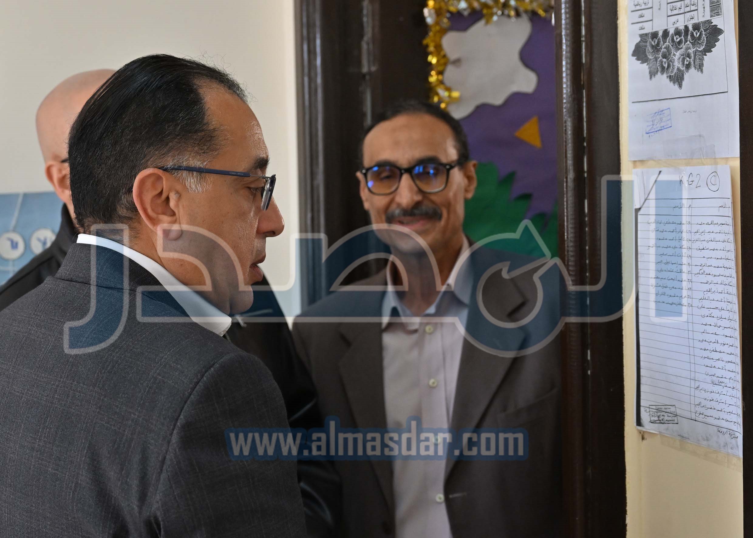 رئيس الوزراء يتفقد الوحدات السكنية بمشروع