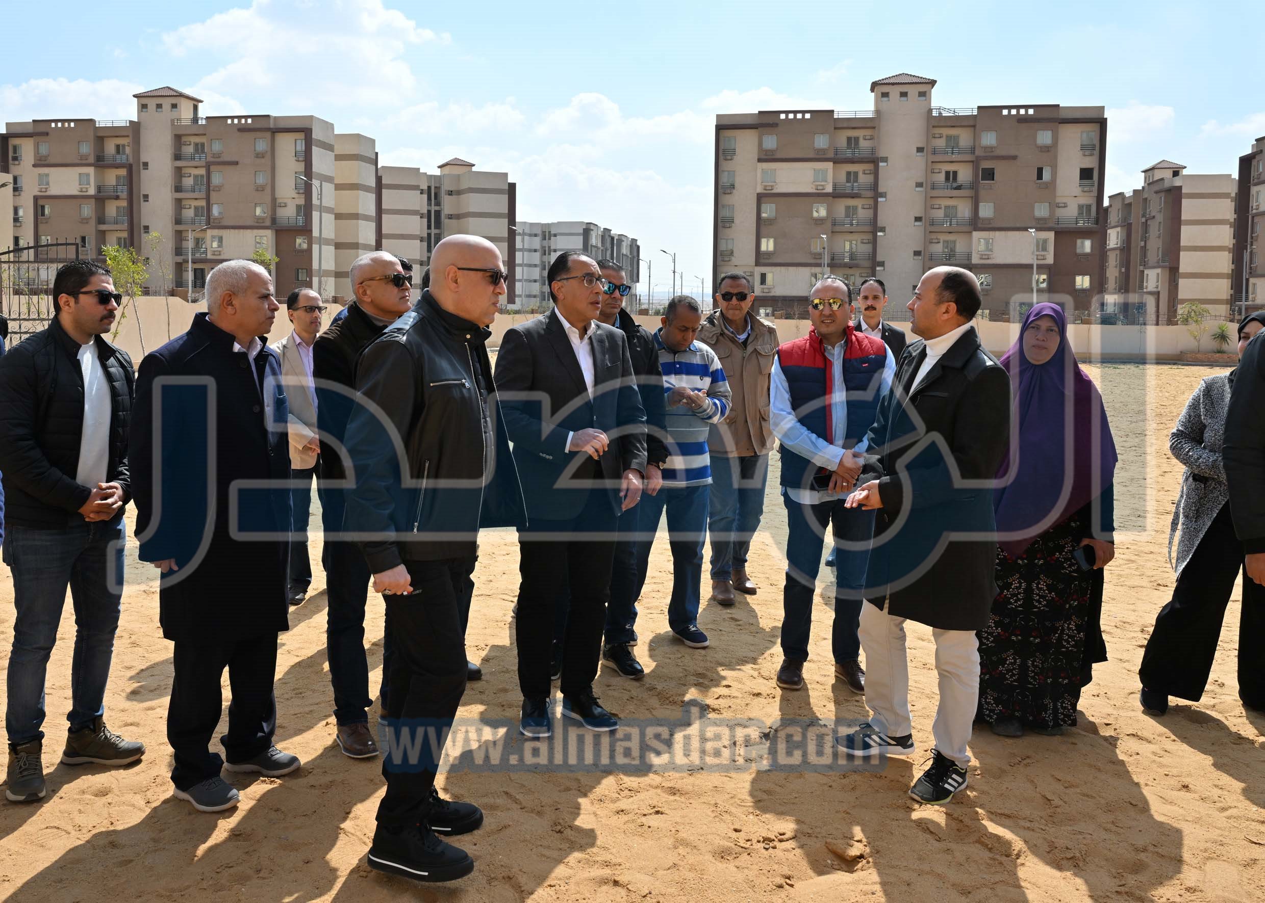 رئيس الوزراء يتفقد الوحدات السكنية بمشروع
