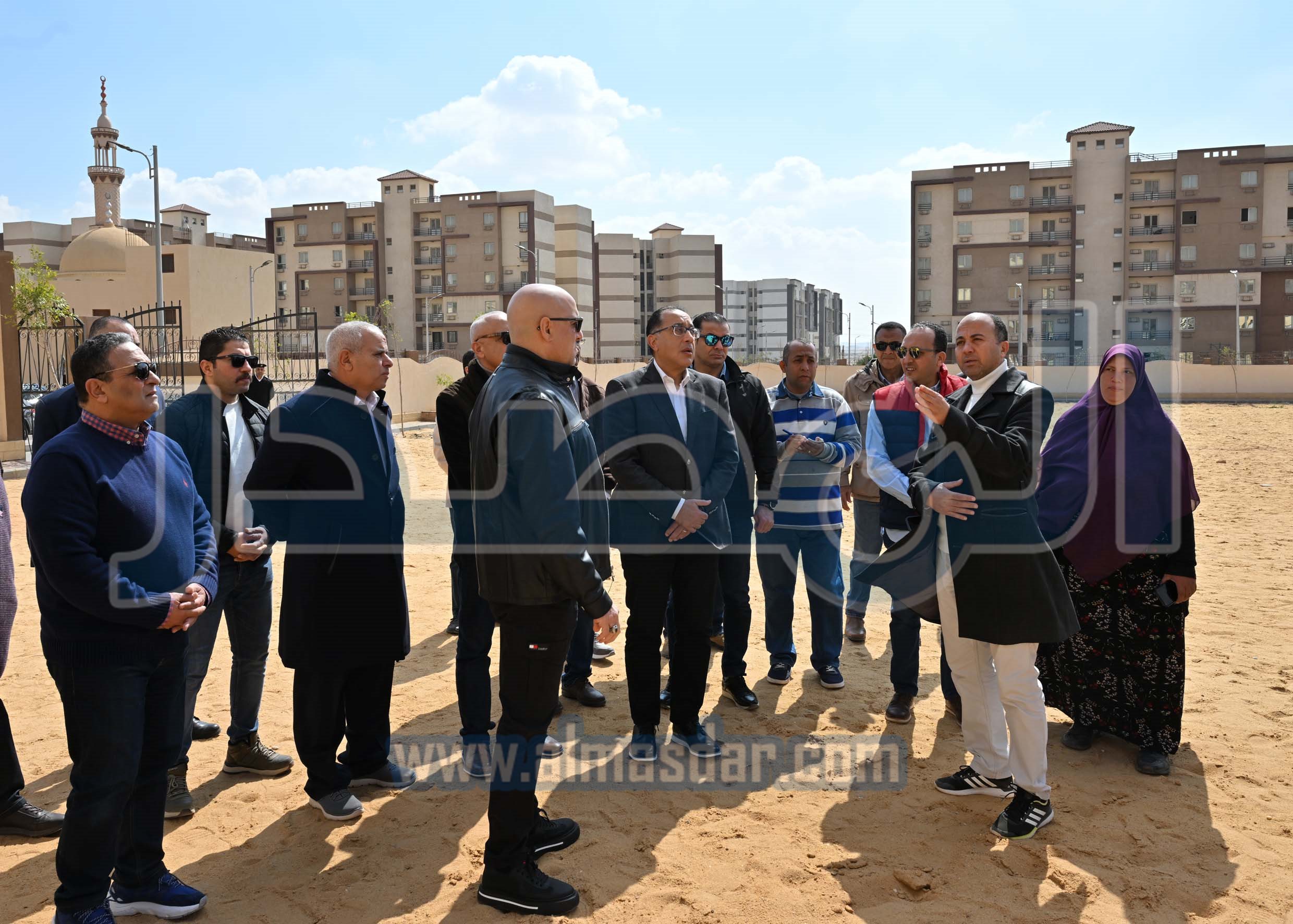 رئيس الوزراء يتفقد الوحدات السكنية بمشروع