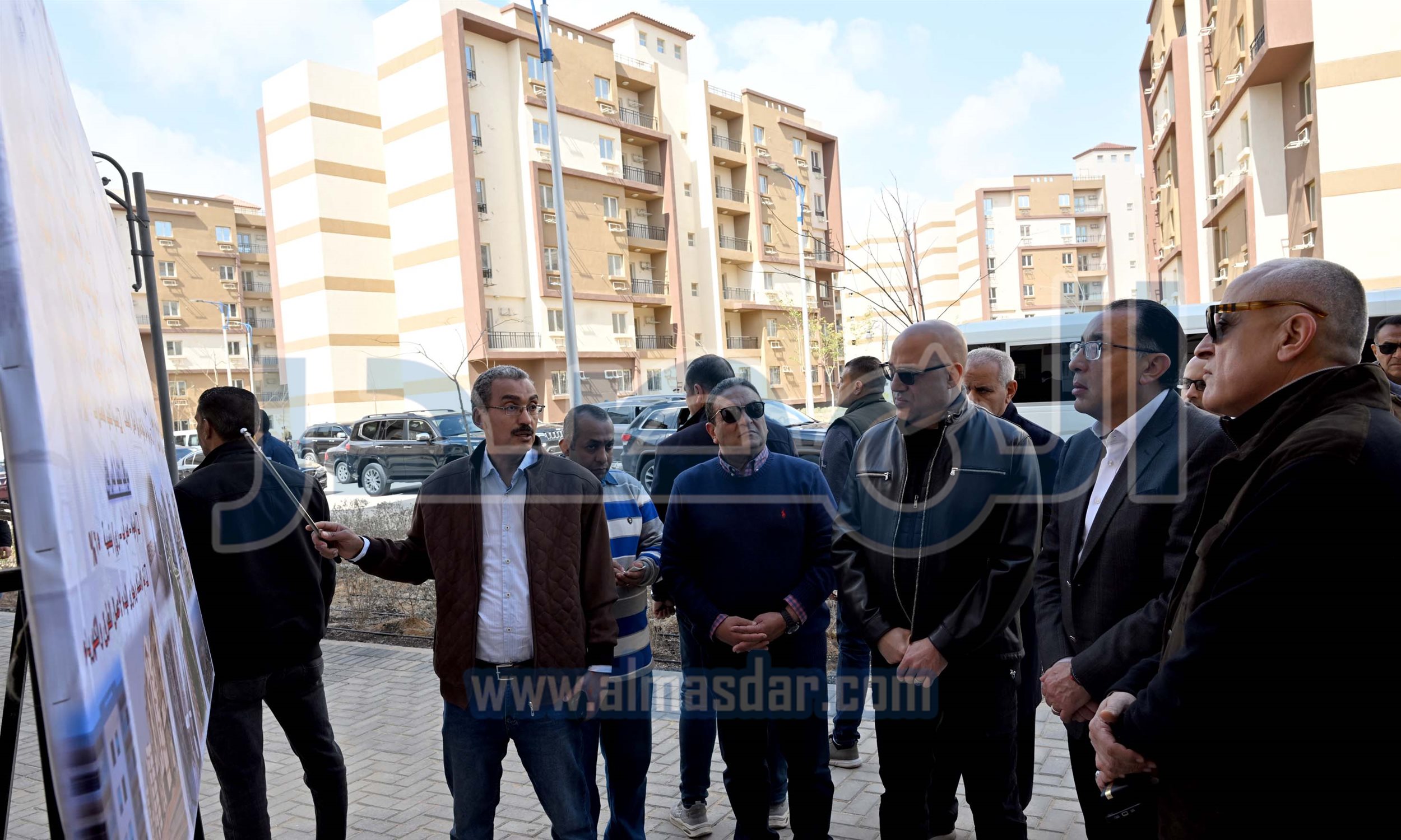 رئيس الوزراء يتفقد الوحدات السكنية بمشروع