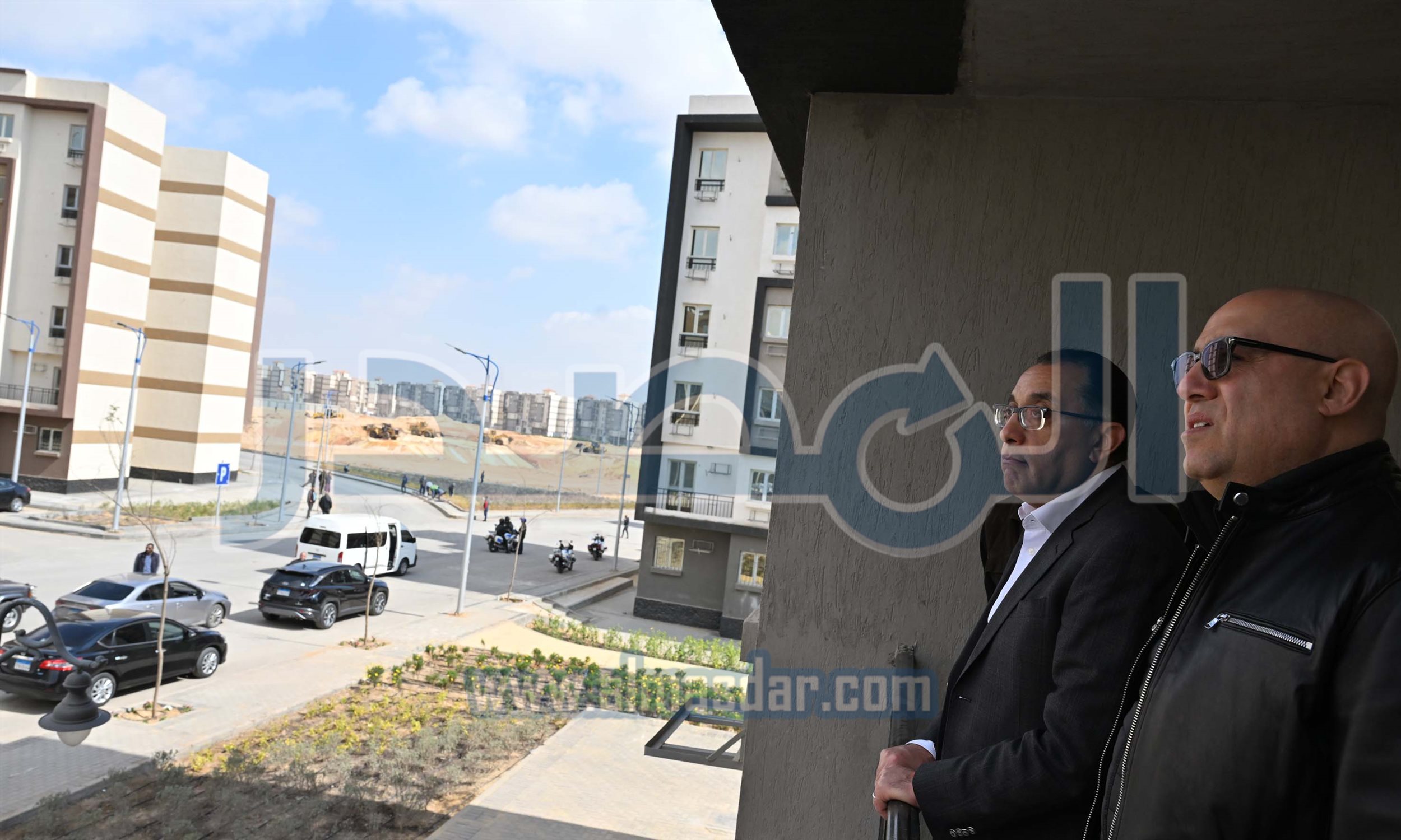 رئيس الوزراء يتفقد الوحدات السكنية بمشروع