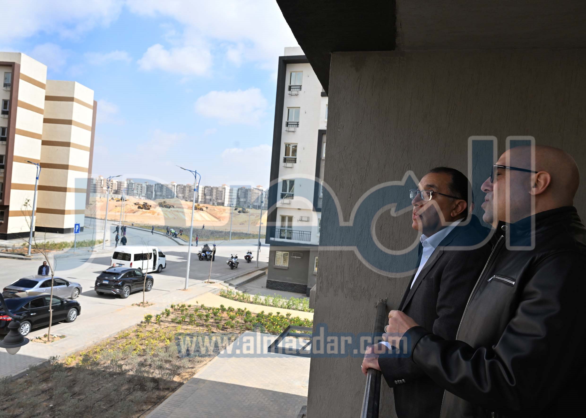 رئيس الوزراء يتفقد الوحدات السكنية بمشروع
