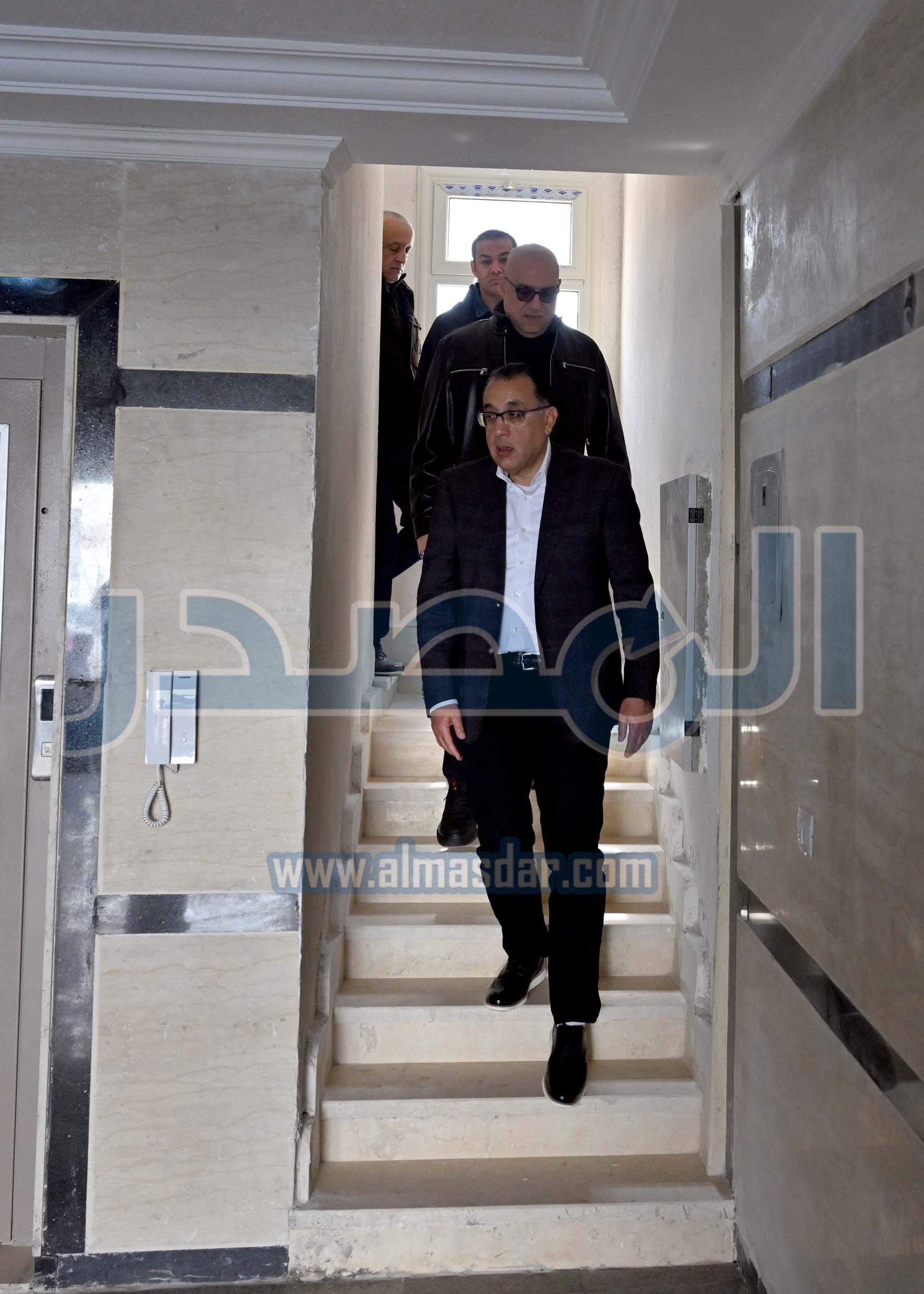 رئيس الوزراء يتفقد الوحدات السكنية بمشروع