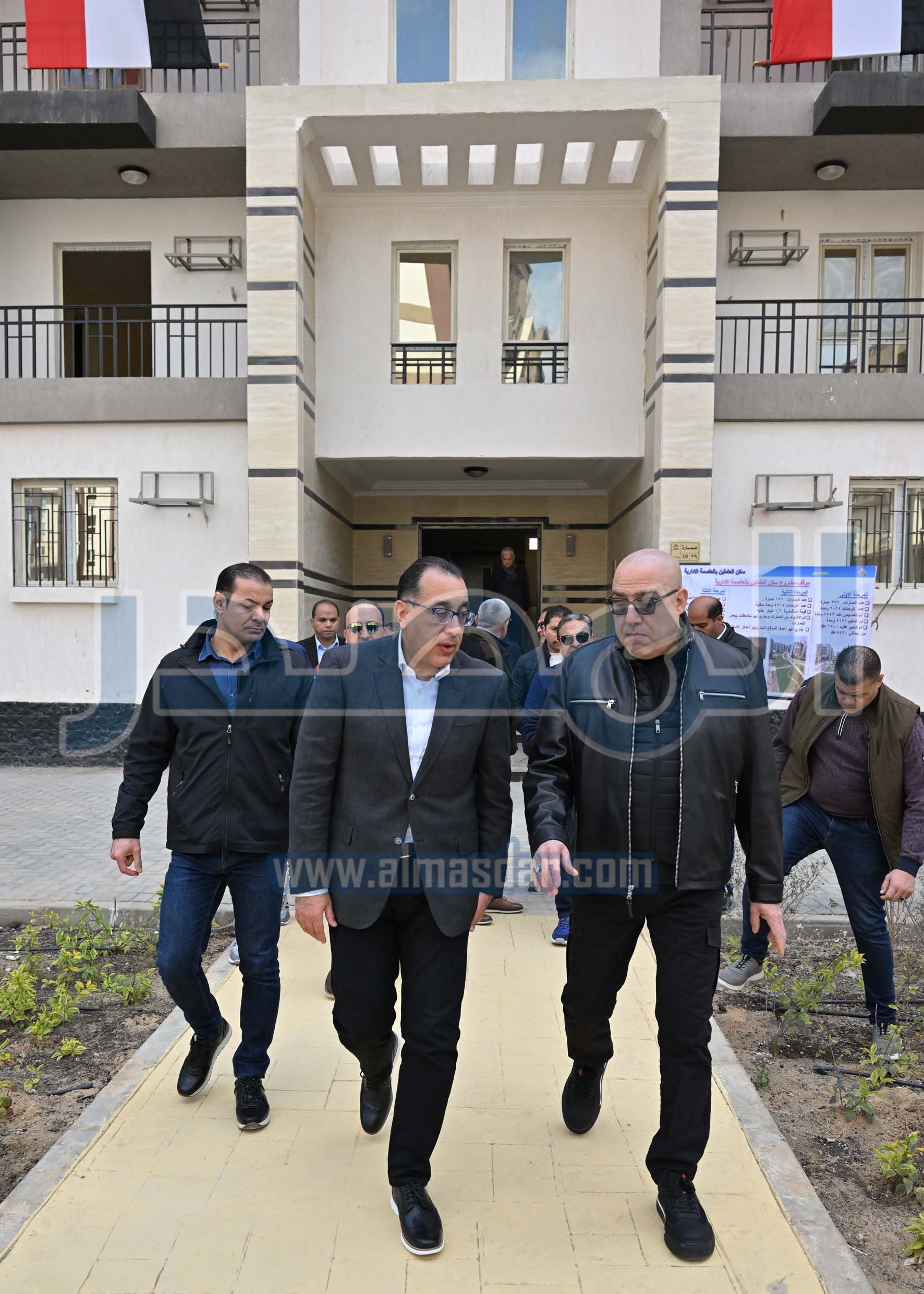 رئيس الوزراء يتفقد الوحدات السكنية بمشروع