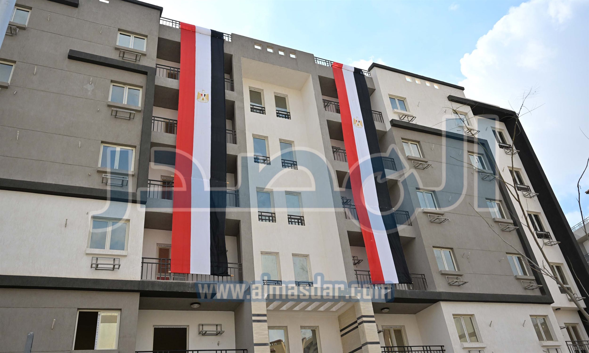 رئيس الوزراء يتفقد الوحدات السكنية بمشروع