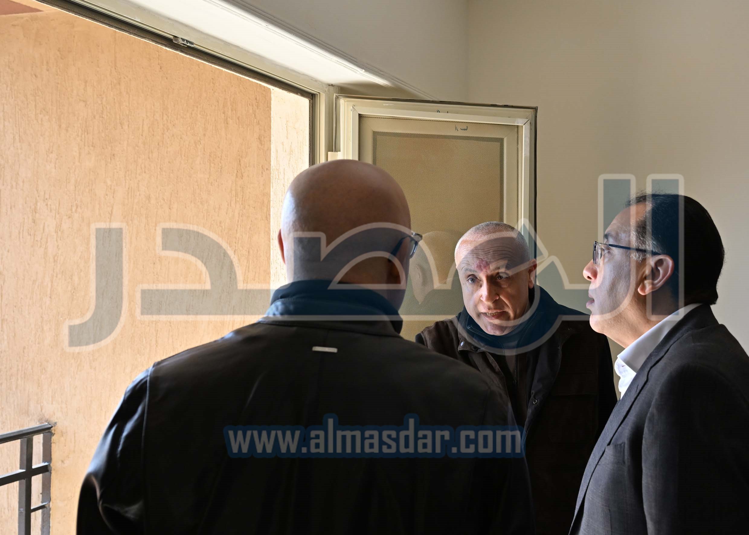 رئيس الوزراء يتفقد الوحدات السكنية بمشروع