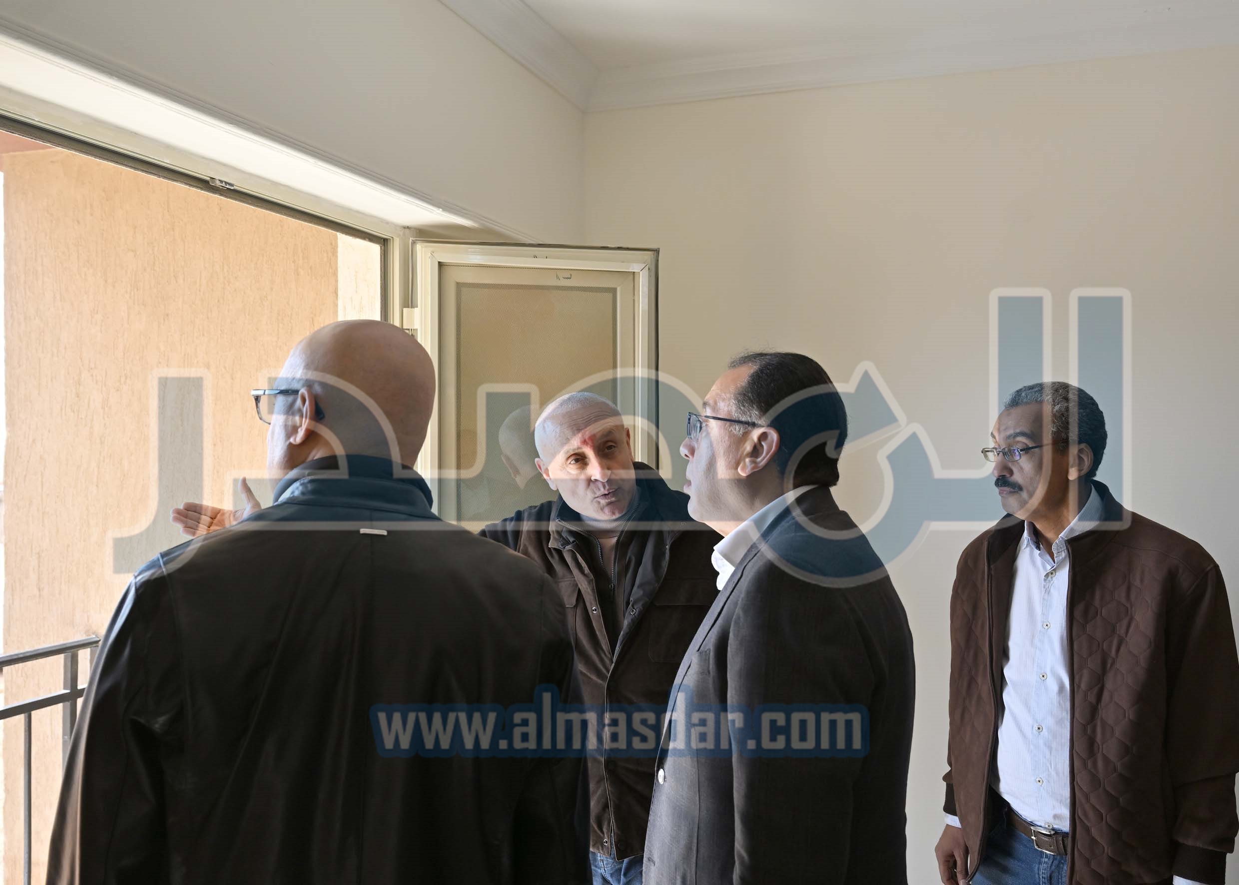 رئيس الوزراء يتفقد الوحدات السكنية بمشروع